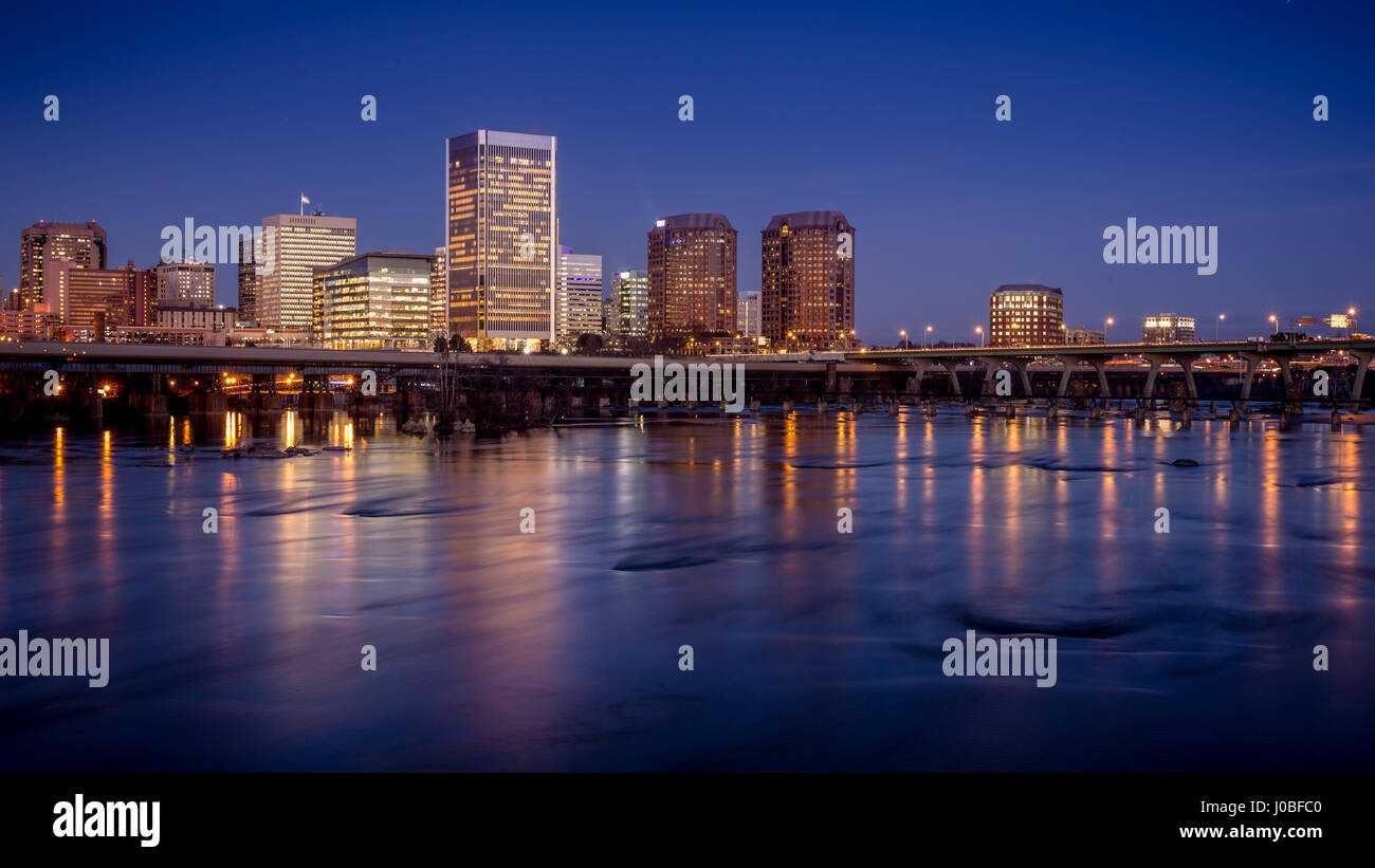 Richmond, die Hauptstadt von Virginia, USA, nur nach Einbruch der Dunkelheit Stockfoto