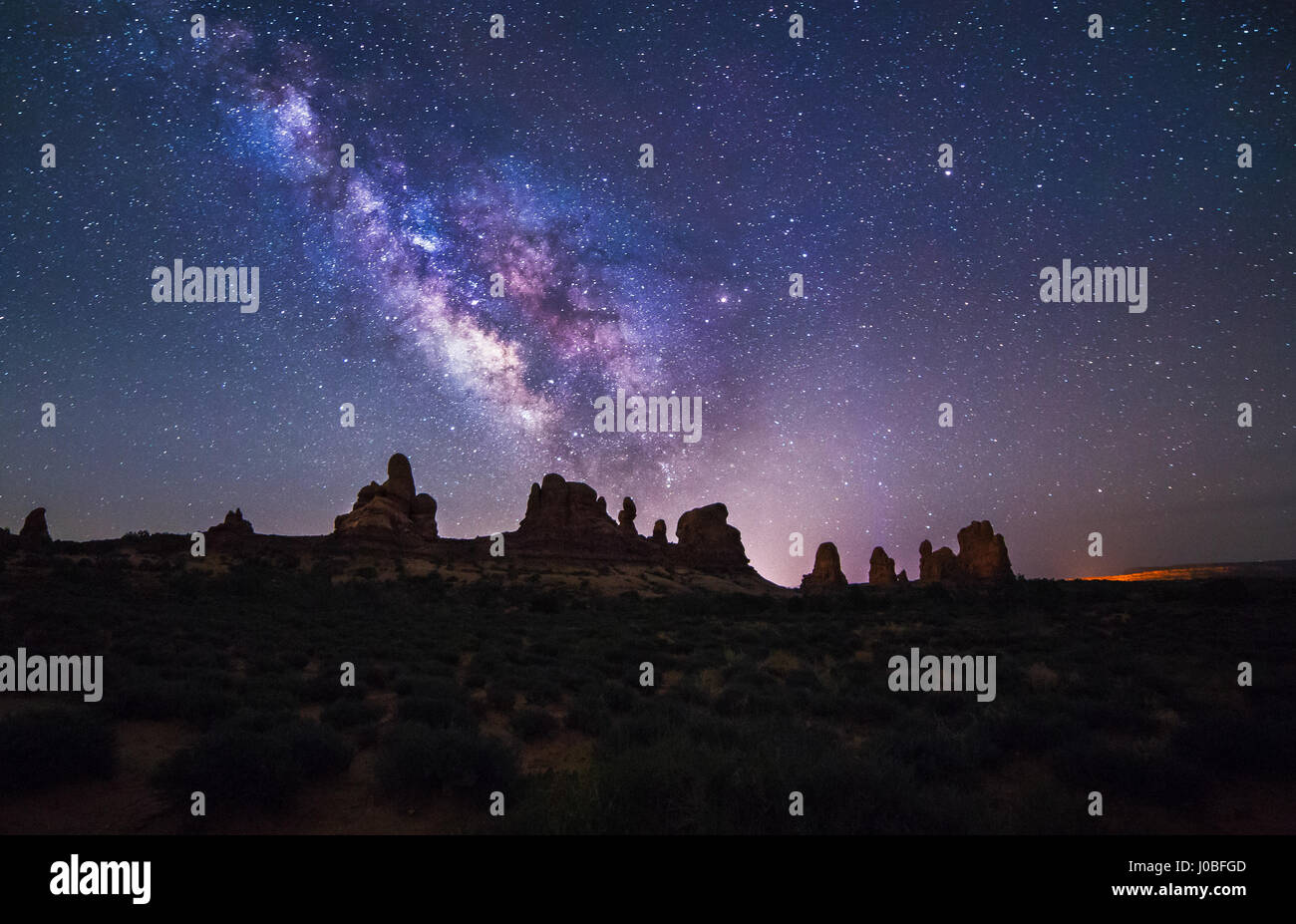 OSOYOOS, Kanada: The Milky Way gegen die Nightscape umrahmt. Ein BLOODMOON Übergang über den Nachthimmel mit einer Stadt unten beleuchtet wurde in seiner ganzen Pracht auf der speziellen Geisterstunde genau 05:00 erfasst. Andere Bilder zeigen tolle Nightscape Fotografie von der majestätischen Milchstraße dominiert den Horizont in den feurigen Morgen Sonnenaufgang. Vancouver ansässige Fotograf Bun Lee (46) nahm die unglaublichen zusammengesetzten Aufnahmen in und um die Stadt Osoyoos in Kanadas westlichen Bundesstaat British Columbia. Stockfoto