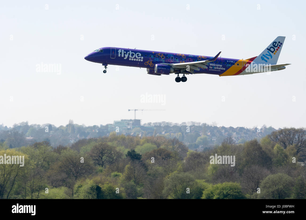 Flybe Embraer 195 landet auf dem Flughafen Birmingham, UK (G-FBEJ) Stockfoto
