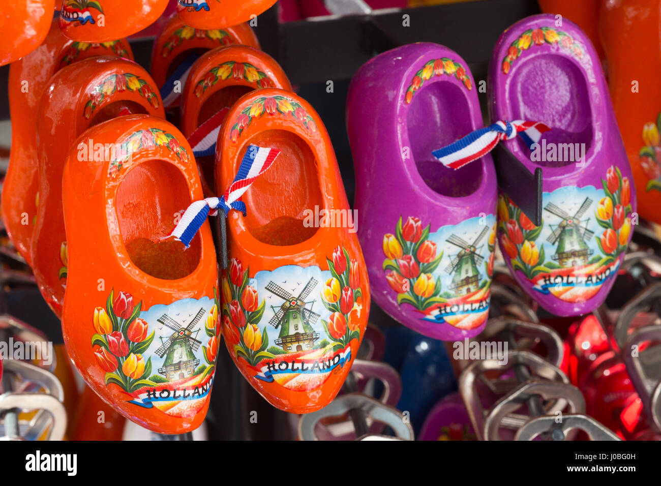 Nahaufnahme der Holzschuhe Miniatur gemalt mit typisch holländischen Windmühlen und Tulpen Stockfoto