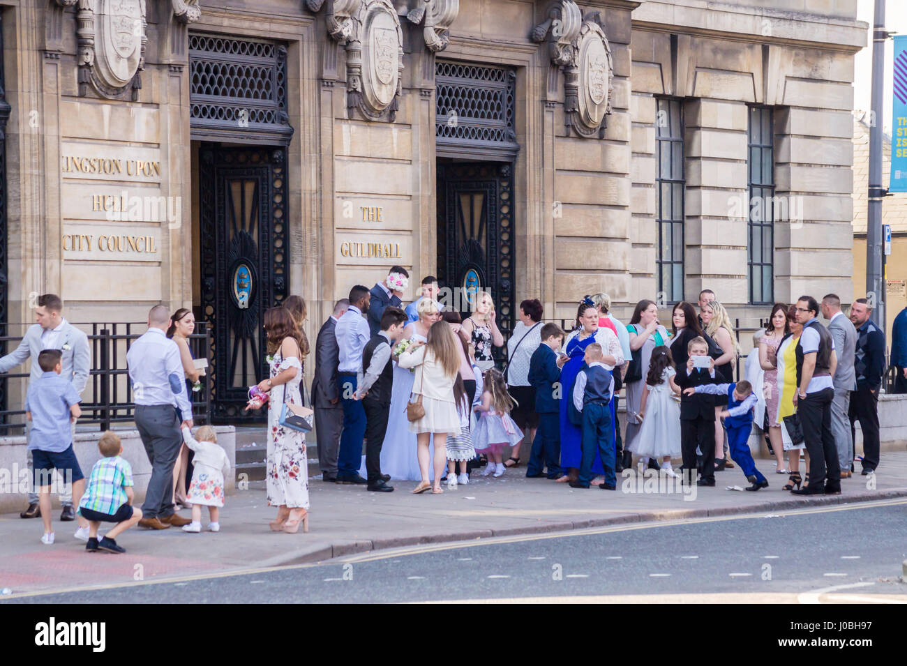 Neo-klassischen Guildhall von Edwin Cooper, 1913-16, Kingston-upon-Hull, Yorkshire, England, mit einer Hochzeitsfeier außerhalb Stockfoto
