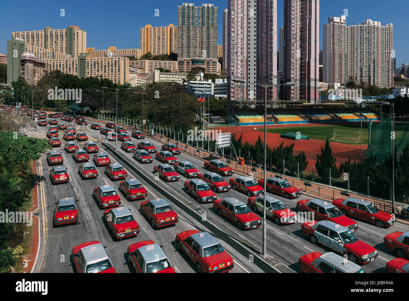HONG KONG, CHINA: Überhaupt gewundert, wie Ihre Stadt aussehen würde, wenn Taxis die Straßen regiert? Diese befremdliche Bilder geben einen Einblick in eine seltsame Welt, wo Taxis dominieren, wie durch ein Reisefotograf konzeptualisiert.  Die roten und weißen Taxis von Kowloon in Hong Kong kann gesehene Nase zu Endstück rund um die legendäre Stadt schlängelt.  Andere Bilder zeigen eine Formation von Flugzeugen in den Himmel als auch erhöhten Straßenbahnen. Australische Fotograf Peter Stewart (31), jetzt Leben in Hongkong Taxi Übernahme vorgestellt und bis zu sechs mühevolle stundenlang um jedes komplette Foto zu erzeugen. Stockfoto