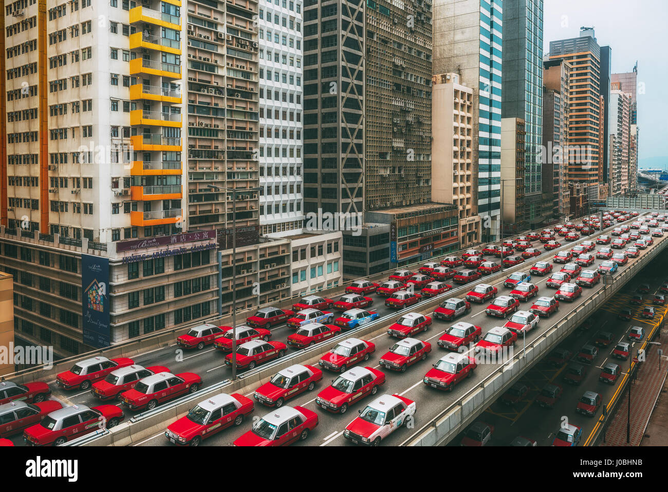 HONG KONG, CHINA: Überhaupt gewundert, wie Ihre Stadt aussehen würde, wenn Taxis die Straßen regiert? Diese befremdliche Bilder geben einen Einblick in eine seltsame Welt, wo Taxis dominieren, wie durch ein Reisefotograf konzeptualisiert.  Die roten und weißen Taxis von Kowloon in Hong Kong kann gesehene Nase zu Endstück rund um die legendäre Stadt schlängelt.  Andere Bilder zeigen eine Formation von Flugzeugen in den Himmel als auch erhöhten Straßenbahnen. Australische Fotograf Peter Stewart (31), jetzt Leben in Hongkong Taxi Übernahme vorgestellt und bis zu sechs mühevolle stundenlang um jedes komplette Foto zu erzeugen. Stockfoto