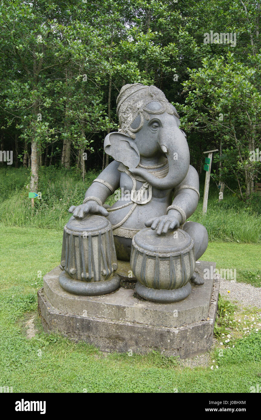 Rundholz, Irland: Skurrile Bilder ergaben die Oddball-zahlen, die einen längst vergessene Skulpturenpark Wurf, der abseits der ausgetretenen Pfade liegt. Die eindringlichen Bilder zeigen eine Statue eines Mannes zieht einen Dolch aus sich heraus während seinen Kopf spaltet in zwei, während eine andere über die Szene mit hohlen, seelenlosen Augen sieht. Andere Aufnahmen zeigen den Hindu-Gott Ganesha spielt eine Vielzahl von Instrumenten, eine Frau, die versucht, eine riesige Krallen Hand und sogar eine geeignet Maus, trinken einen Pint "Genius" zu entkommen. Die gruselige Druckknöpfe wurden am indischen Skulpturenpark, Victors übrigens in Rundholz, Irland Schriftstellers Debra Kelly (37) Stockfoto