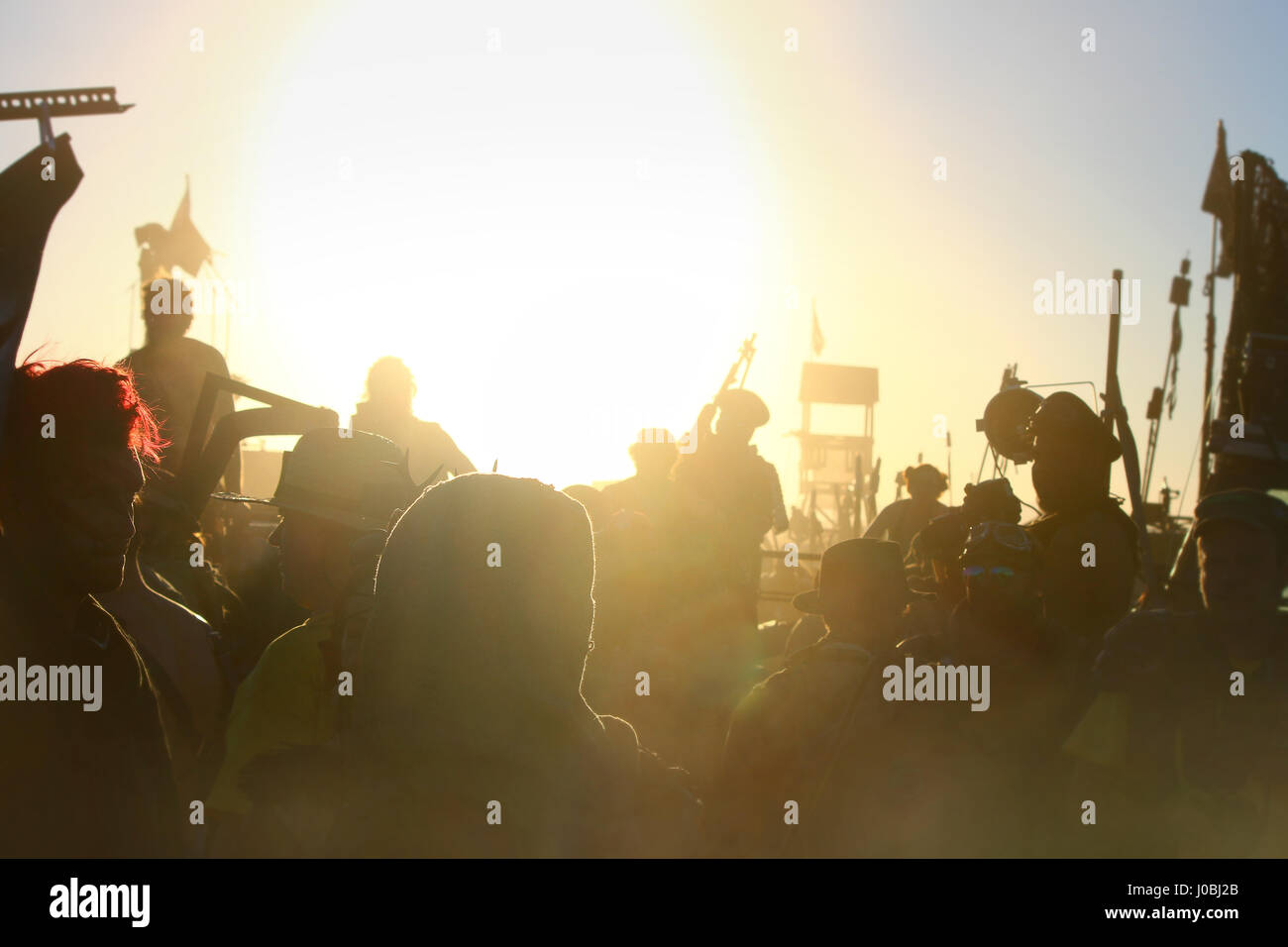 Kalifornien, USA: Unglaubliche Bilder aus dem jährlichen Festival entstanden, die eine post-apokalyptische Welt dargestellt in den Filmen Max Max feiert. Kult-Fans waren gerissen, gekleidet in einer Vielzahl von extremen Kostümen einschließlich Spike Schulter Pads und schwingt Waffen wie Macheten. Weitere atemberaubenden Aufnahmen von diesem Wochenende zeigen, dass die stark modifizierte Fahrzeuge Festivalbesucher geholt mit ihnen und einer Post-apokalyptischen Version eines Campingplatzes gewidmet. Die Bilder des diesjährigen Ödland Festwochenende in Kalifornien wurden durch regelmäßige Teilnehmer Keri Kilgo. Stockfoto