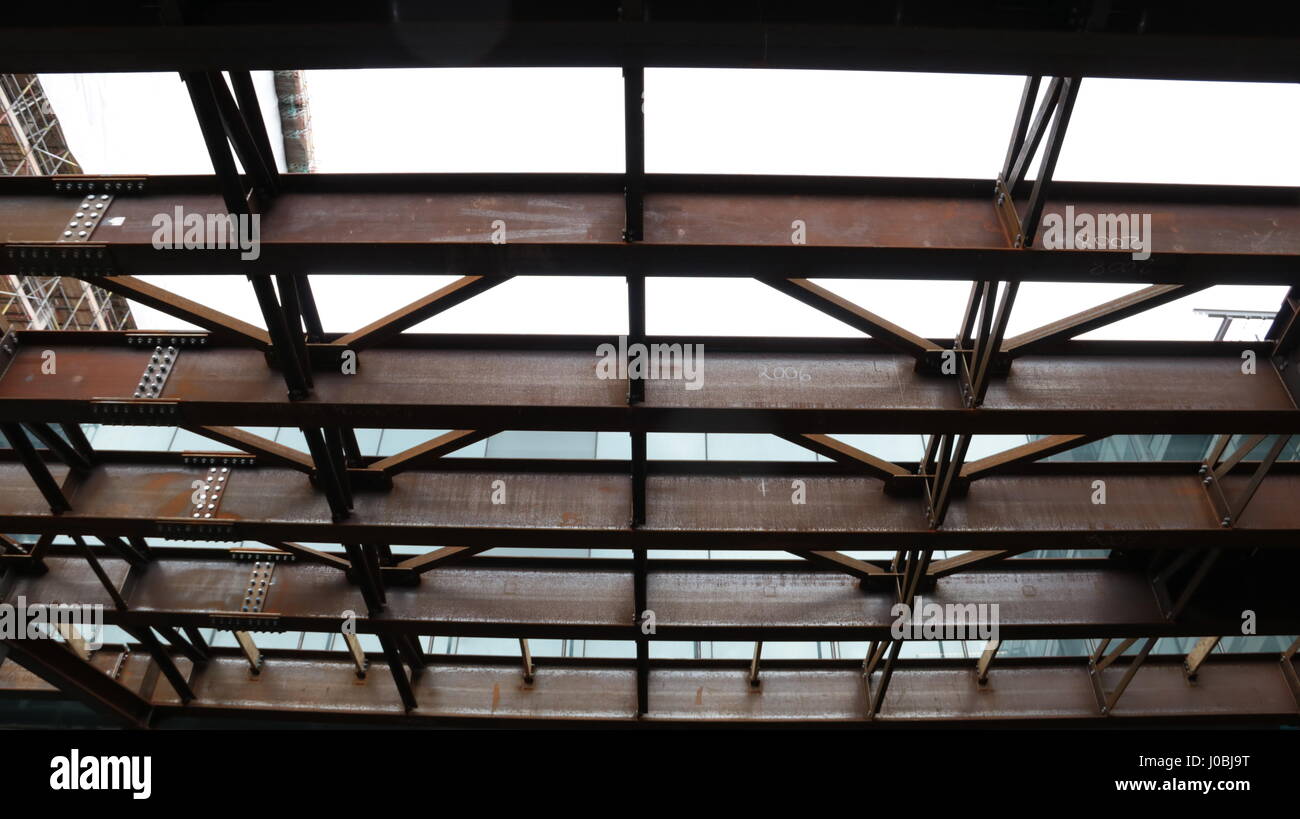 Stahl ausgesetzt Gebäude Metallstreben und Querträgern von Office blockieren skelton Stockfoto