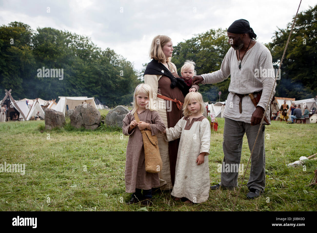 Wikinger in allen Altersgruppen gerecht zu werden, für die jährliche Moesgård Viking Moot, jeden Tag Leben der Wikinger und festliche Märkte auf der jährlichen Veranstaltung, welche Plac neu Stockfoto Wikinger in allen Altersgruppen gerecht zu werden, für die jährliche Moesgård Viking Moot, jeden Tag Leben der Wikinger und festliche Märkte auf der jährlichen Veranstaltung, welche Plac neu Stockfoto