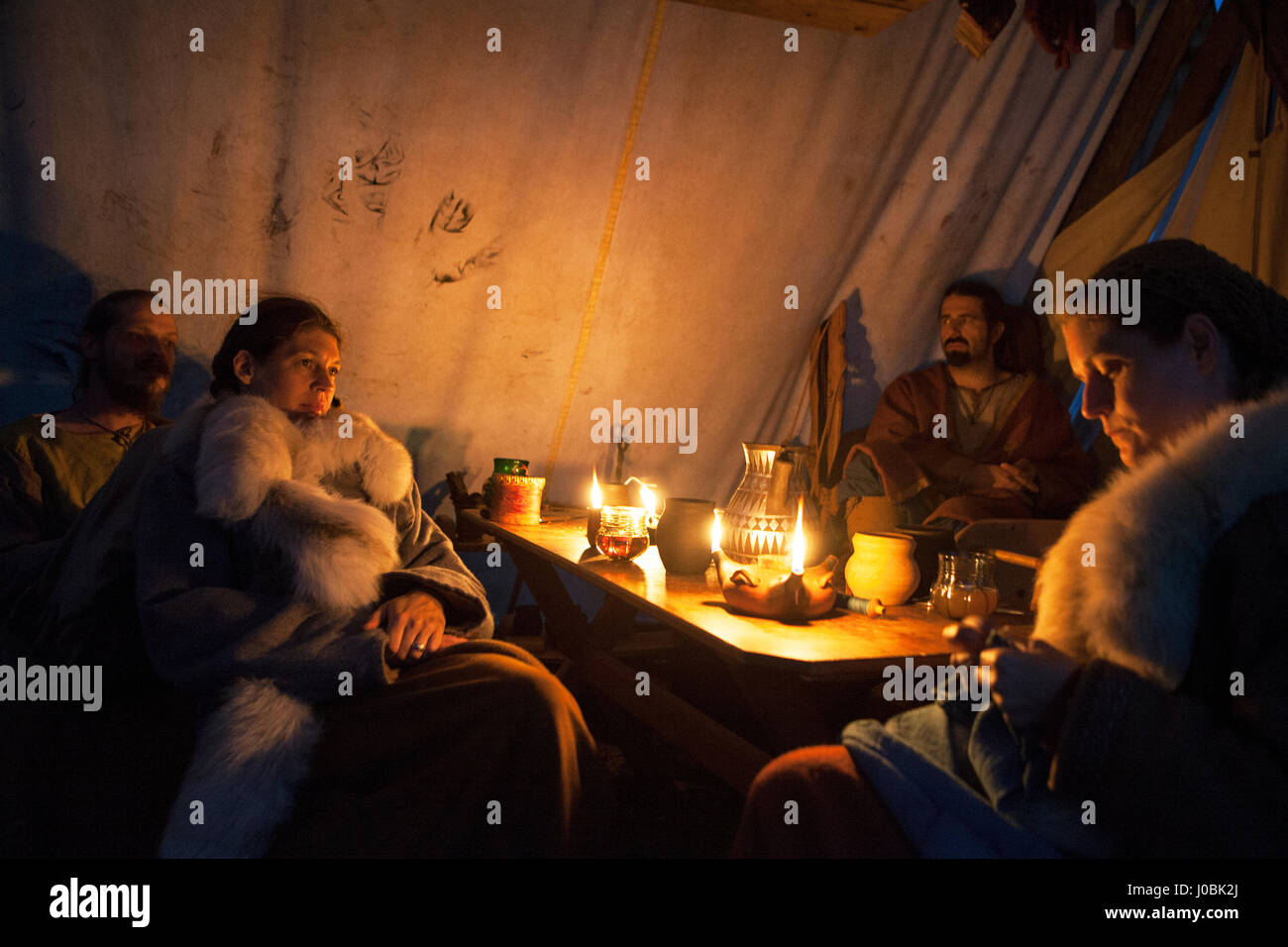 Wikinger in allen Altersgruppen gerecht zu werden, für die jährliche Moesgård Viking Moot, jeden Tag Leben der Wikinger und festliche Märkte auf der jährlichen Veranstaltung, welche Plac neu Stockfoto Wikinger in allen Altersgruppen gerecht zu werden, für die jährliche Moesgård Viking Moot, jeden Tag Leben der Wikinger und festliche Märkte auf der jährlichen Veranstaltung, welche Plac neu Stockfoto