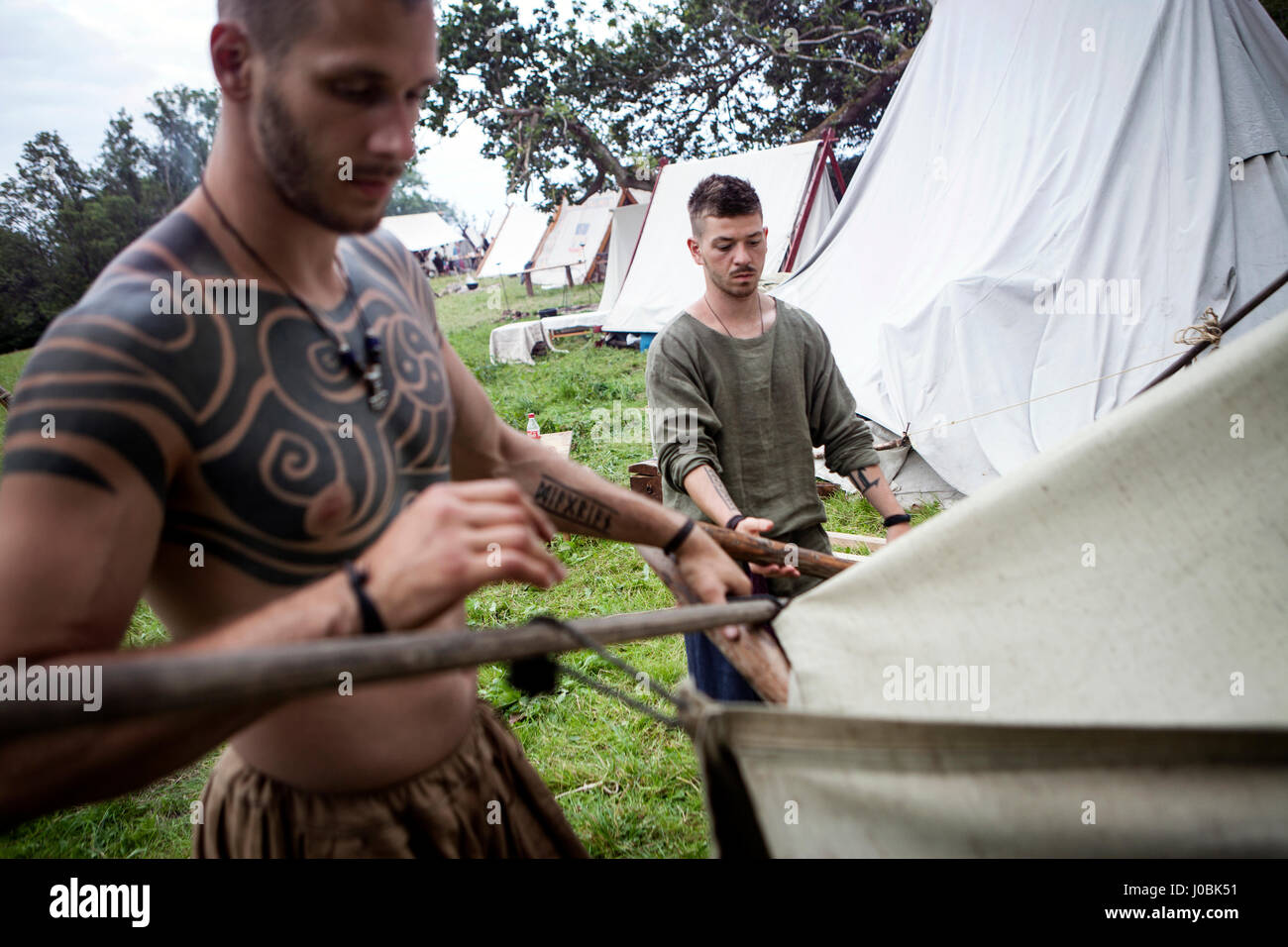 Wikinger in allen Altersgruppen gerecht zu werden, für die jährliche Moesgård Viking Moot, jeden Tag Leben der Wikinger und festliche Märkte auf der jährlichen Veranstaltung, welche Plac neu Stockfoto Wikinger in allen Altersgruppen gerecht zu werden, für die jährliche Moesgård Viking Moot, jeden Tag Leben der Wikinger und festliche Märkte auf der jährlichen Veranstaltung, welche Plac neu Stockfoto