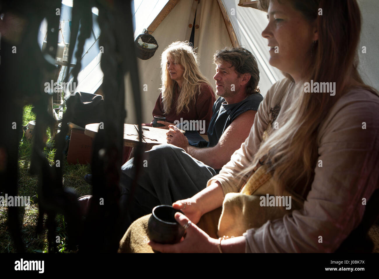 Wikinger in allen Altersgruppen gerecht zu werden, für die jährliche Moesgård Viking Moot, jeden Tag Leben der Wikinger und festliche Märkte auf der jährlichen Veranstaltung, welche Plac neu Stockfoto Wikinger in allen Altersgruppen gerecht zu werden, für die jährliche Moesgård Viking Moot, jeden Tag Leben der Wikinger und festliche Märkte auf der jährlichen Veranstaltung, welche Plac neu Stockfoto