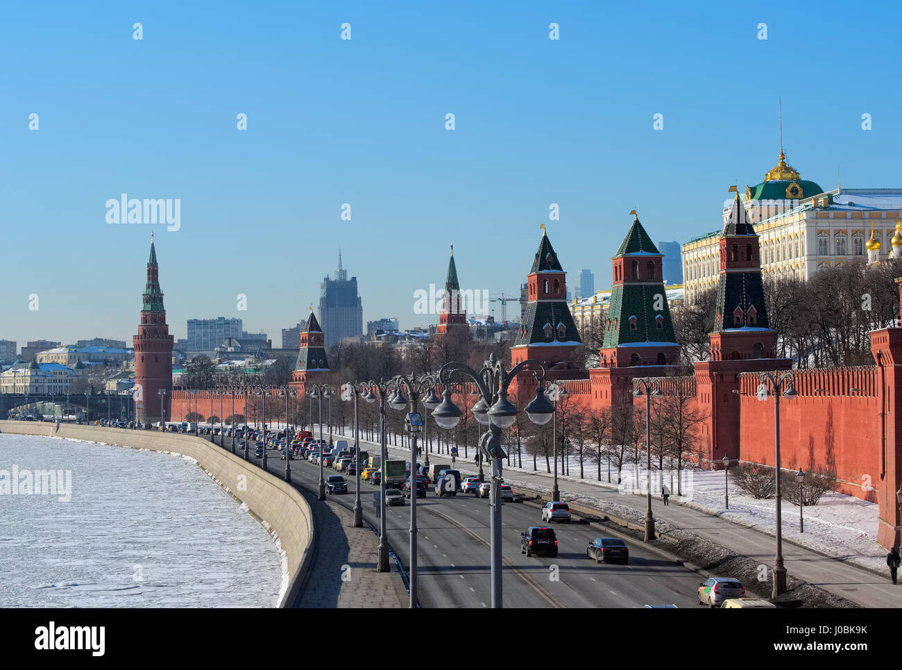 Moskau, Russland - 6. Februar 2017: Panorama von Moskau, Blick auf den Moskauer Kreml und dem Kreml-Damm an einem sonnigen Wintertag Stockfoto