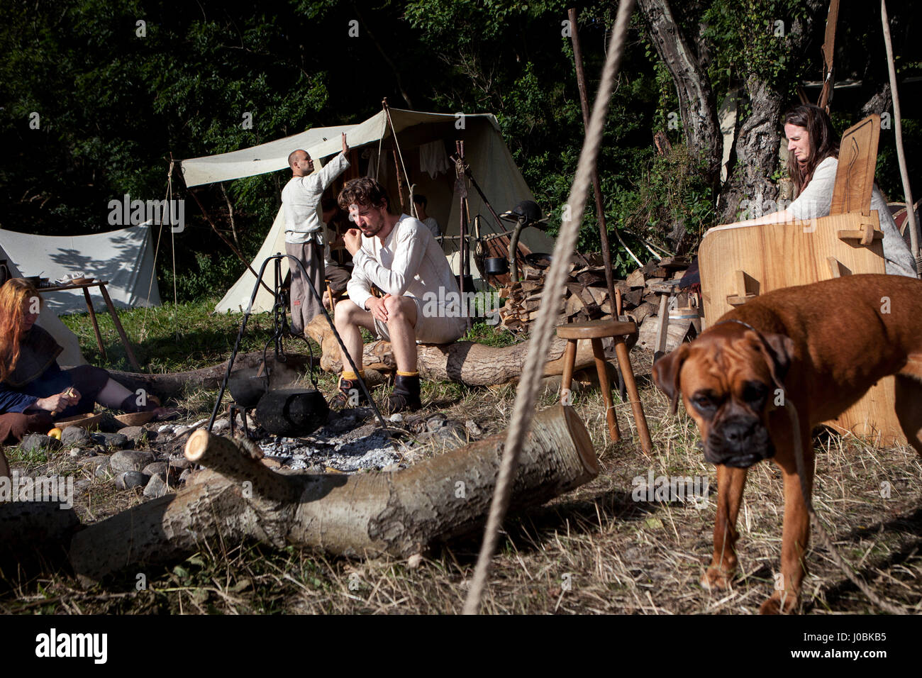 Wikinger in allen Altersgruppen gerecht zu werden, für die jährliche Moesgård Viking Moot, jeden Tag Leben der Wikinger und festliche Märkte auf der jährlichen Veranstaltung, welche Plac neu Stockfoto Wikinger in allen Altersgruppen gerecht zu werden, für die jährliche Moesgård Viking Moot, jeden Tag Leben der Wikinger und festliche Märkte auf der jährlichen Veranstaltung, welche Plac neu Stockfoto