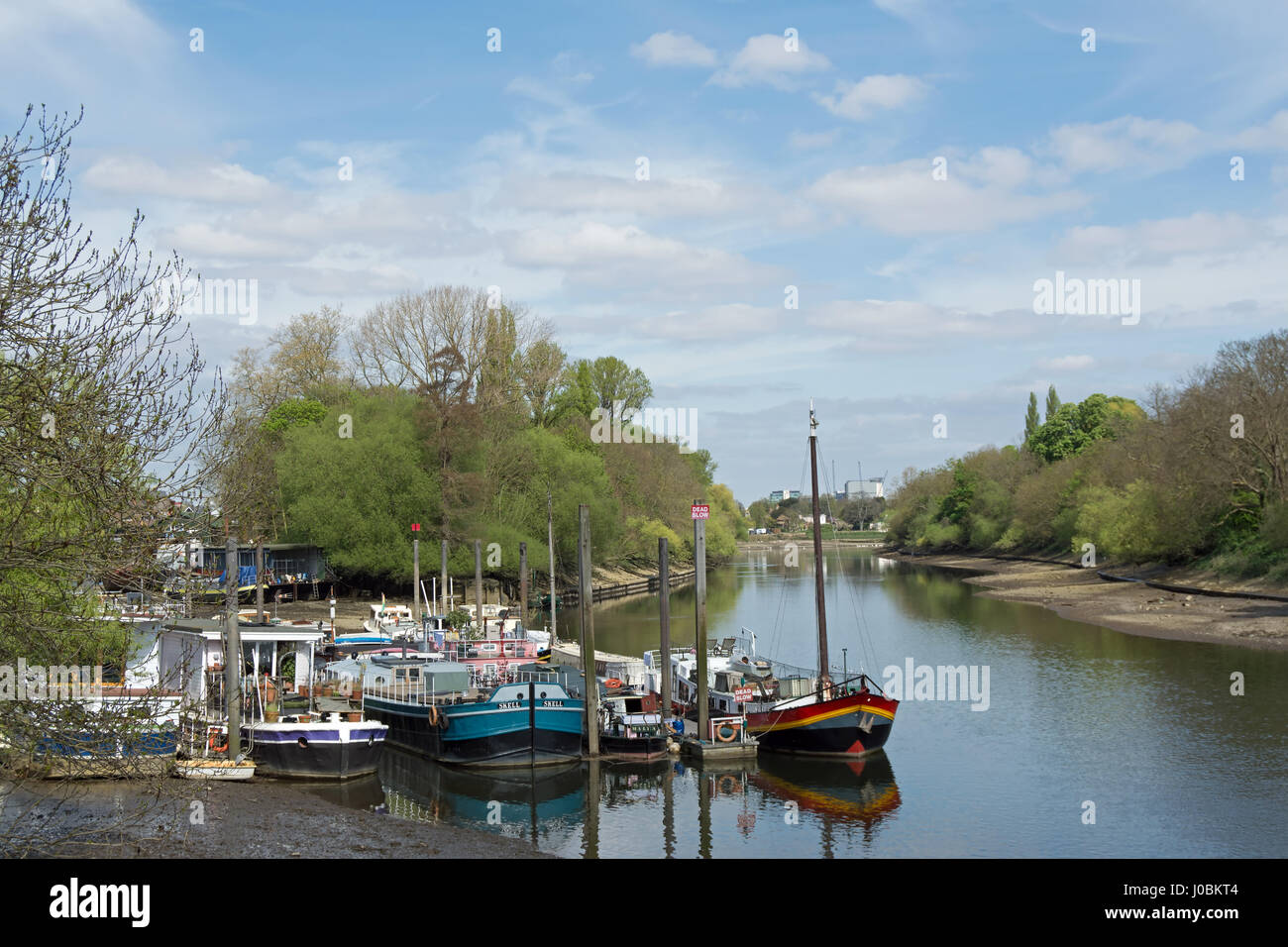 Boote in Isleworth auf der Themse, gesehen bei Ebbe Stockfoto