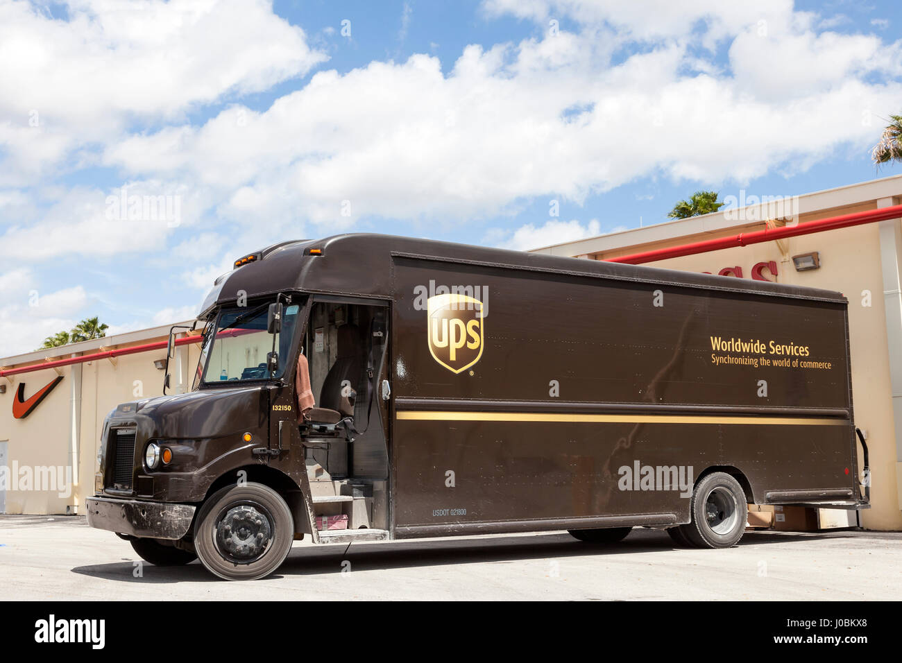 Homestead, Fl, USA - 17. März 2016: United Parcel Service Lieferwagen liefern Pakete in die Läden in einem Einkaufszentrum. Florida, United States Stockfoto