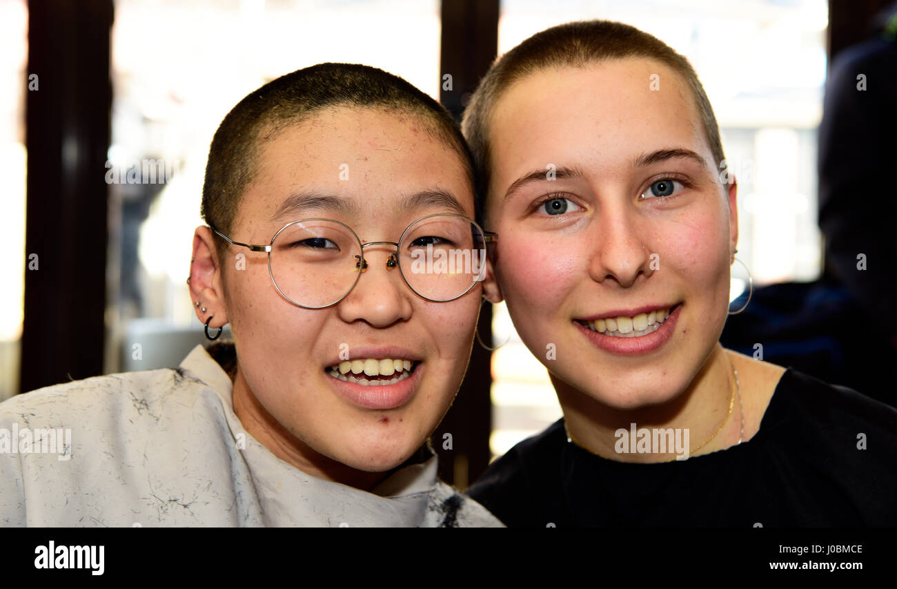 Zwei 18-jährige Studentinnen nachdem er den Kopf rasiert von Kommilitonen zu helfen, Spenden für die Krebsforschung, Alton, Hampshire, UK. 31.03. Stockfoto
