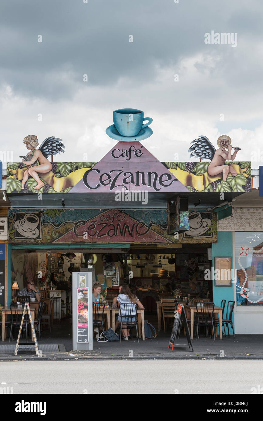 Auckland, Neuseeland - 1. März 2017: Bunte Fassade des Cezanne Coffee Shop in Ponsonby Road verfügt über Winkel und Kaffee Verwandte Symbole unter bewölkt Stockfoto