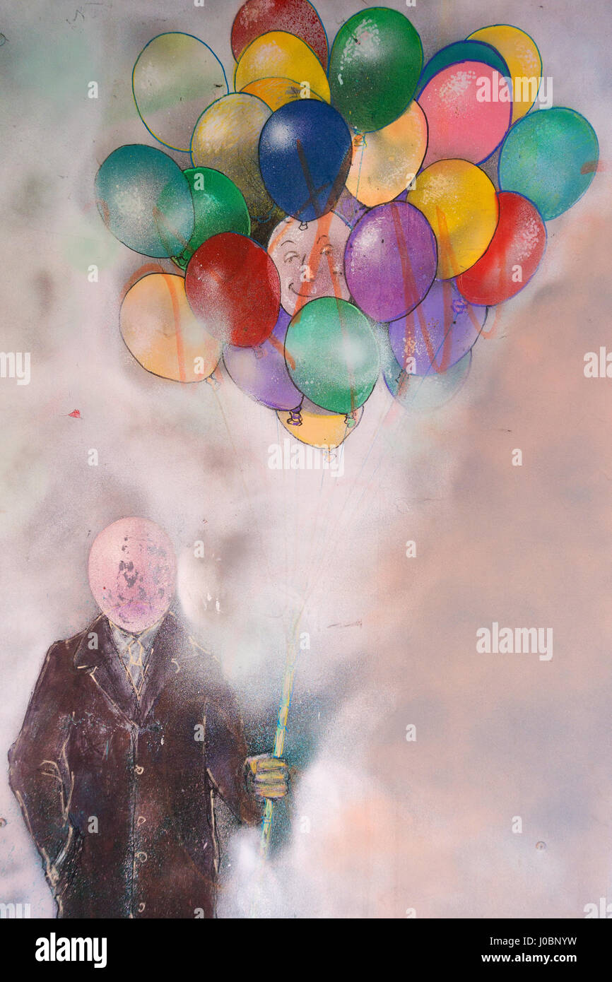 Bunte Ballons und ein Mann mit einem Kopf-förmigen Ballon, Straßenkunst, Mailand Stockfoto