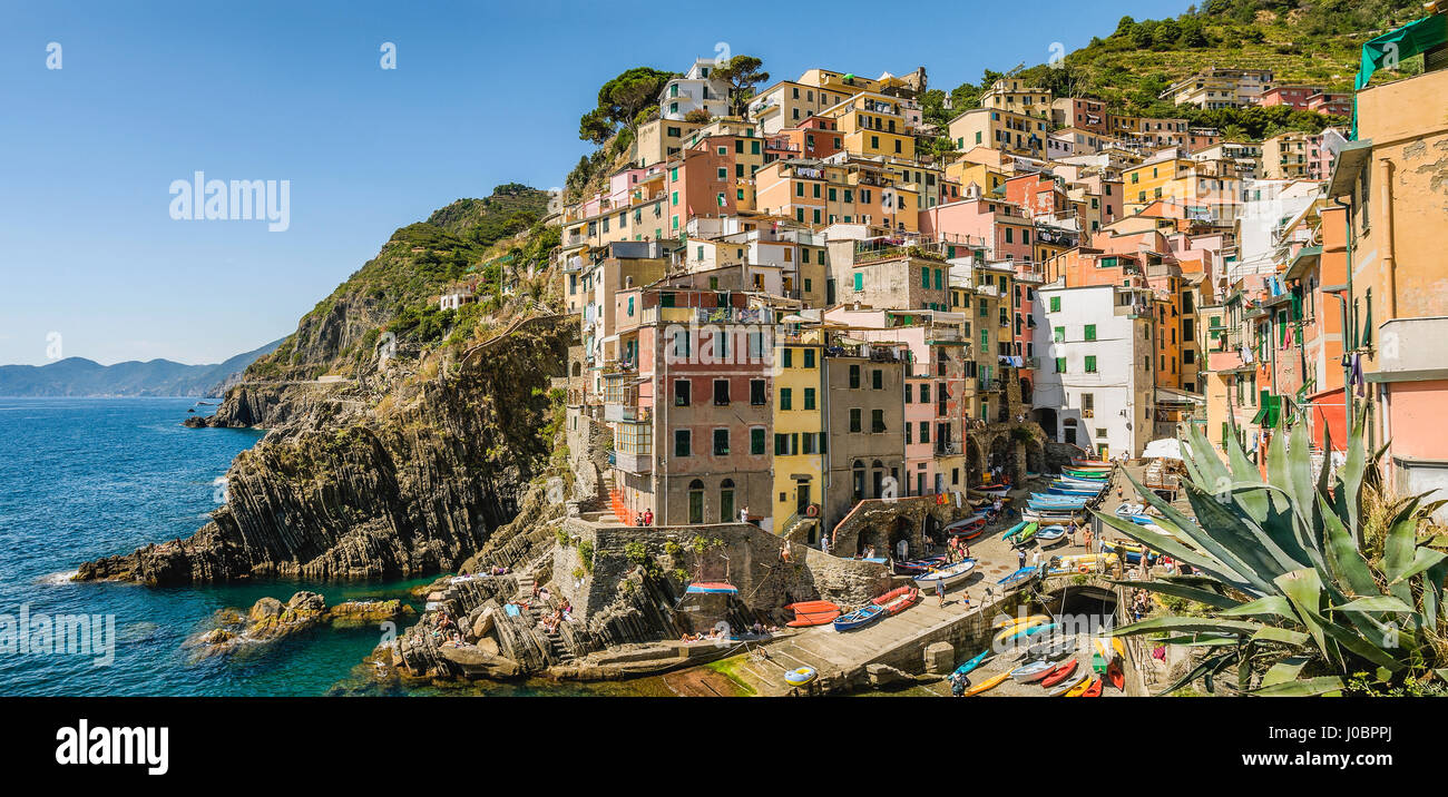 Dorf von Riomaggiore ein beliebtes Touristenziel in der Parco Naturale Cinque Terre an der ligurischen Küste, Italien Stockfoto