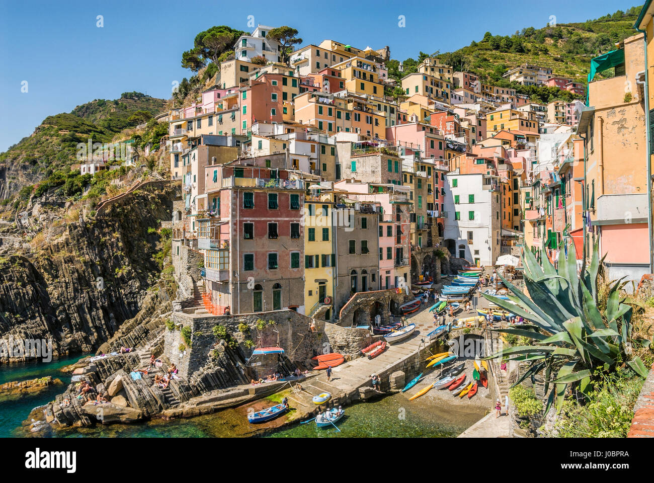 Dorf von Riomaggiore ein beliebtes Touristenziel in der Parco Naturale Cinque Terre an der ligurischen Küste, Italien Stockfoto