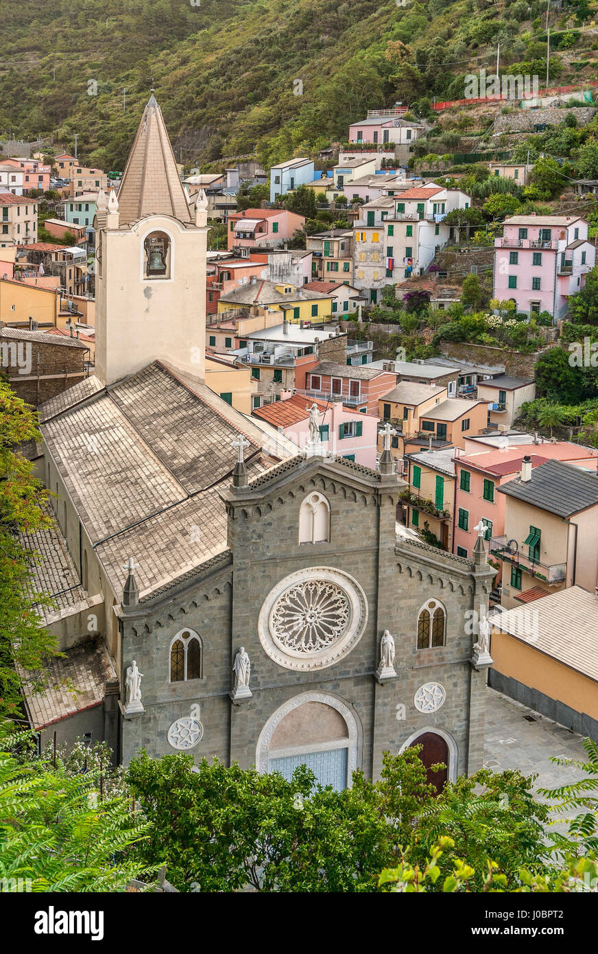 Chiesa San Giovanni Battista in das kleine Dorf Riomaggiore in der Parco Naturale Cinque Terre in Ligurien, Italien. Stockfoto
