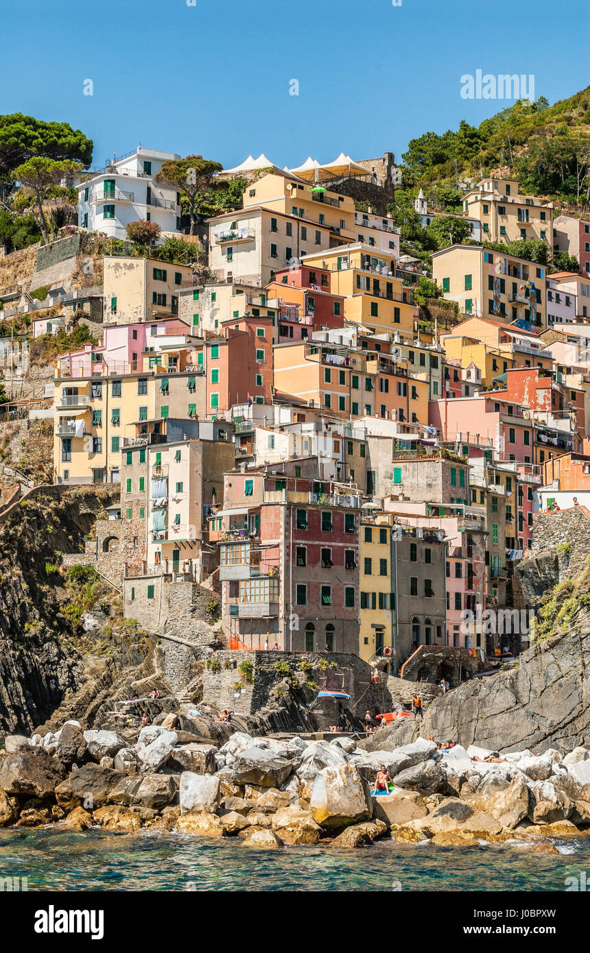 Dorf von Riomaggiore ein beliebtes Touristenziel in der Parco Naturale Cinque Terre an der ligurischen Küste, Italien Stockfoto