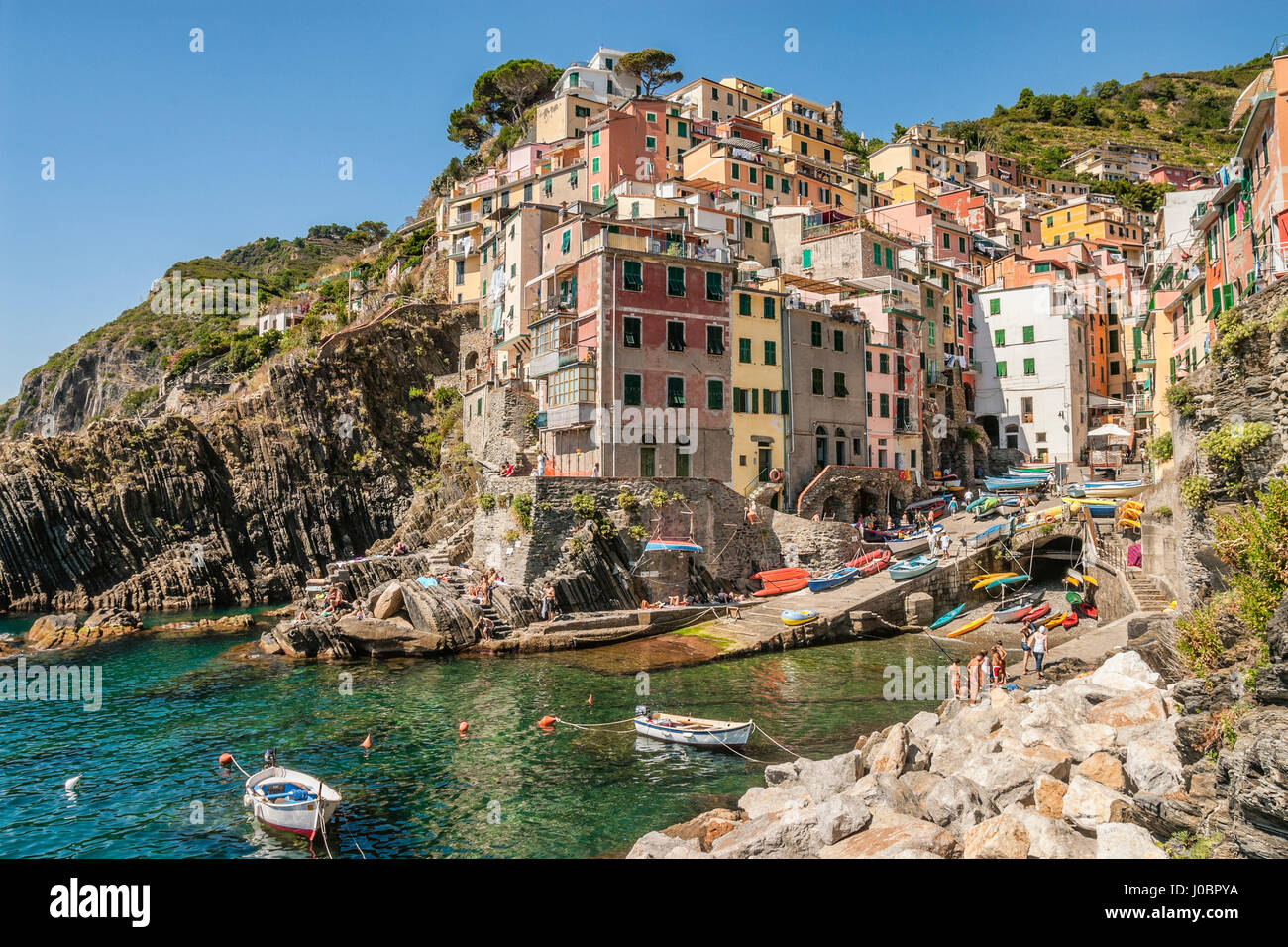 Dorf von Riomaggiore ein beliebtes Touristenziel in der Parco Naturale Cinque Terre an der ligurischen Küste, Italien Stockfoto