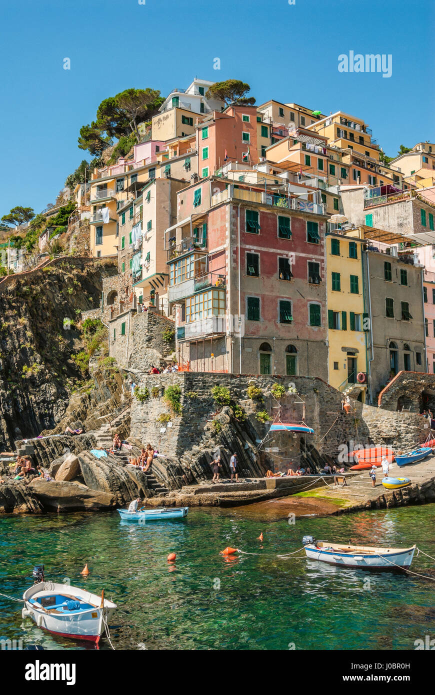 Dorf von Riomaggiore ein beliebtes Touristenziel in der Parco Naturale Cinque Terre an der ligurischen Küste, Italien Stockfoto