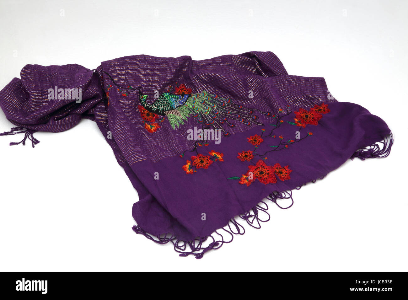 Lila Schal mit gesticktem Pfau Design und chinesische Kalligraphie Stockfoto