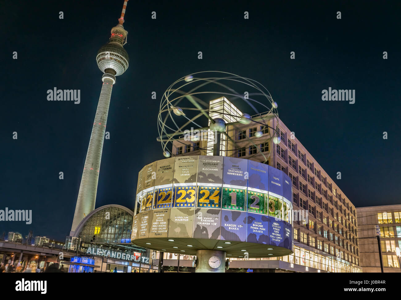 Alexanderplatz und Urania-Weltzeituhr bei Nacht, Berlin Stockfoto