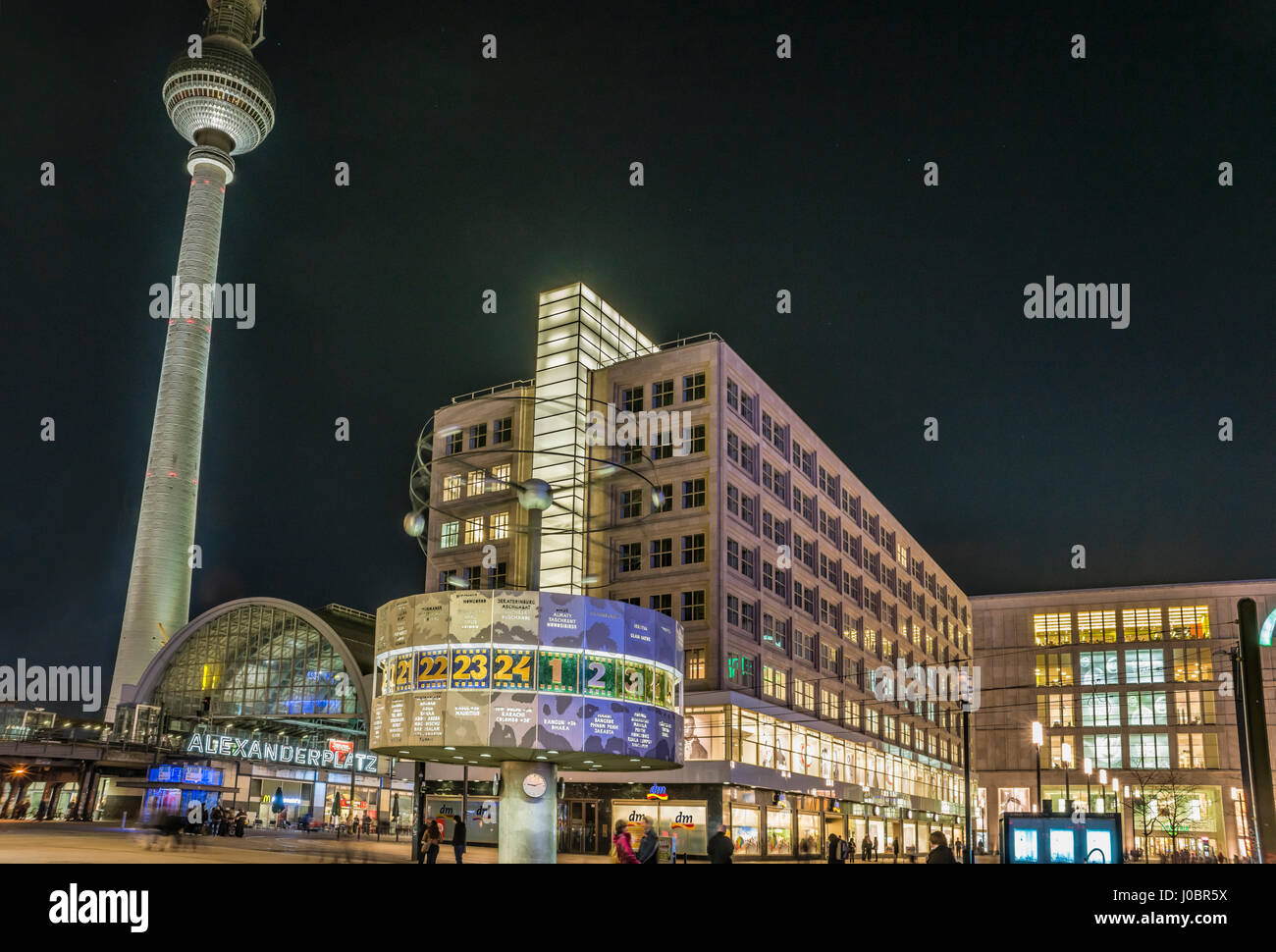 Alexanderplatz und Urania-Weltzeituhr bei Nacht, Berlin Stockfoto
