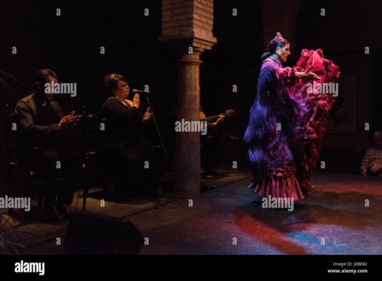 Eine abendliche Flamenco-Vorstellung im Museo del Baile Flamenco in der Altstadt von Sevilla, Spanien. Das Museo del Baile Flamenco bietet seinen Besuchern die Möglichkeit Stockfoto