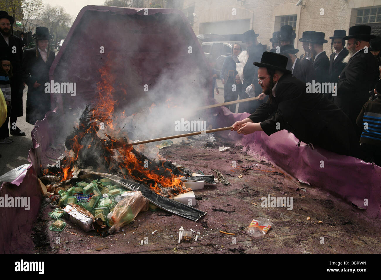 Ultra orthodoxe jüdische Männer, Belz Chassidim, versammeln, um Chametz, Brot und Lebensmittel nicht koscher für Pessach, morgens am Vorabend des Feiertages zu brennen. Stockfoto