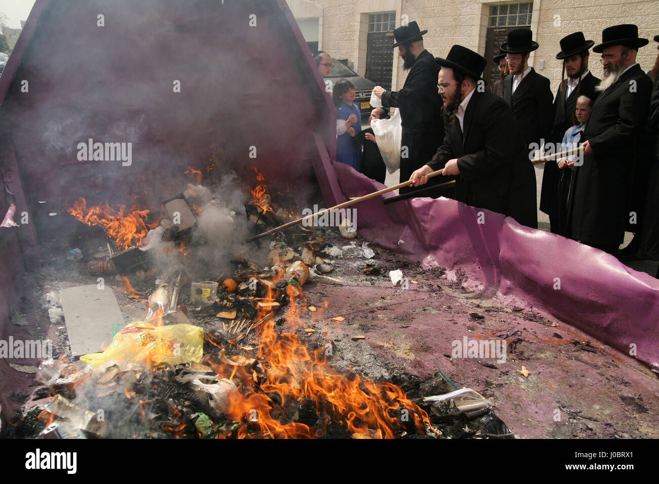 Ultra orthodoxe jüdische Männer, Belz Chassidim, versammeln, um Chametz, Brot und Lebensmittel nicht koscher für Pessach, morgens am Vorabend des Feiertages zu brennen. Stockfoto