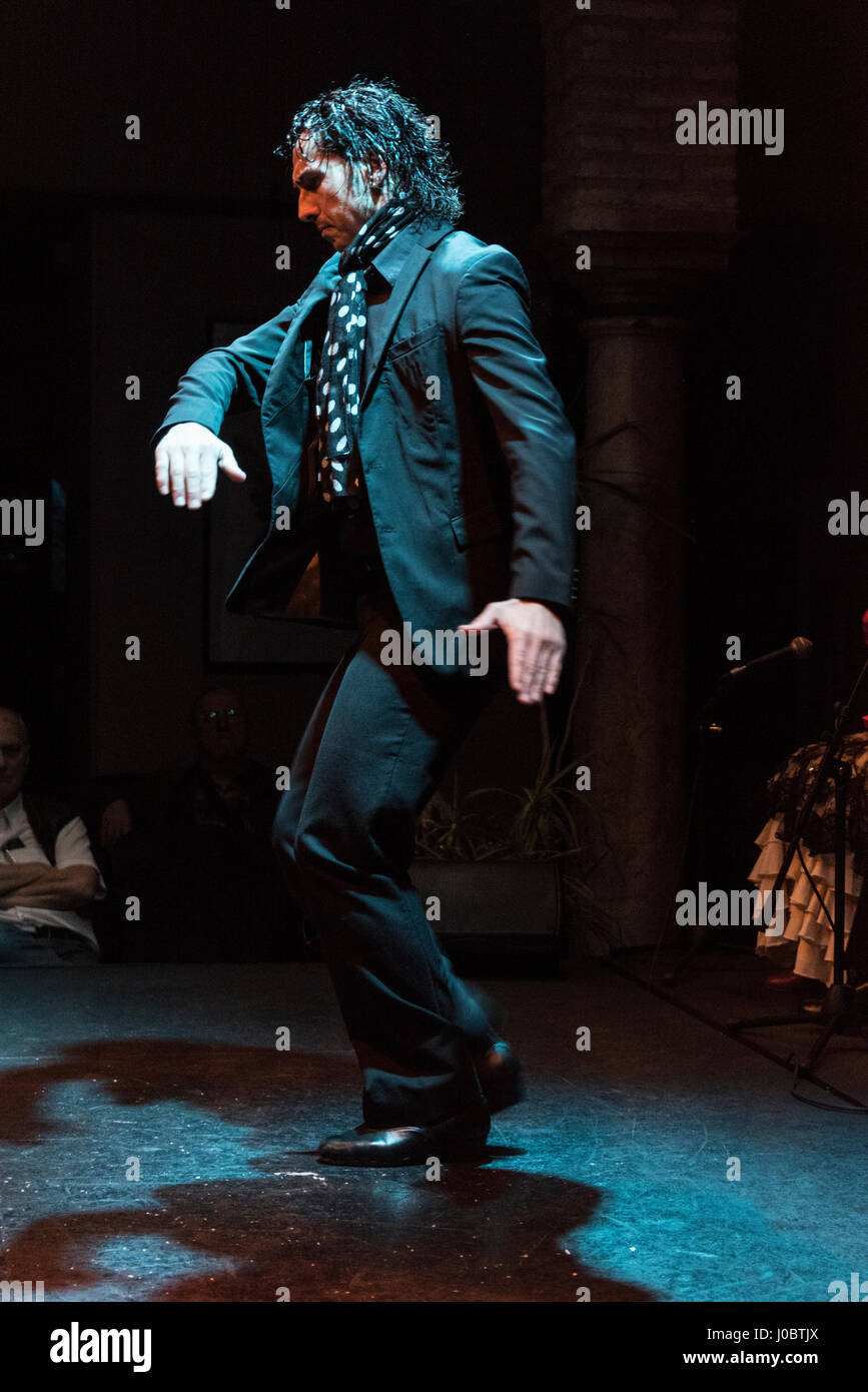 Eine abendliche Flamenco-Vorstellung im Museo del Baile Flamenco in der Altstadt von Sevilla, Spanien. Das Museo del Baile Flamenco bietet seinen Besuchern die Möglichkeit Stockfoto