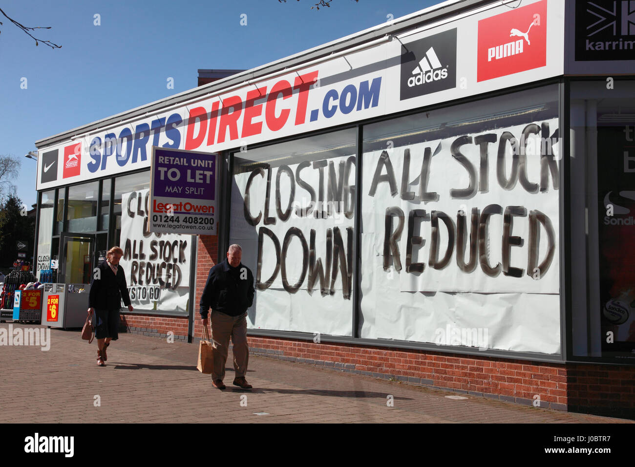 Ortsverbandes der Sports Direct in der Marktstadt von Market Drayton, Shropshire, mit Anzeichen, es soll in der Nähe. Stockfoto