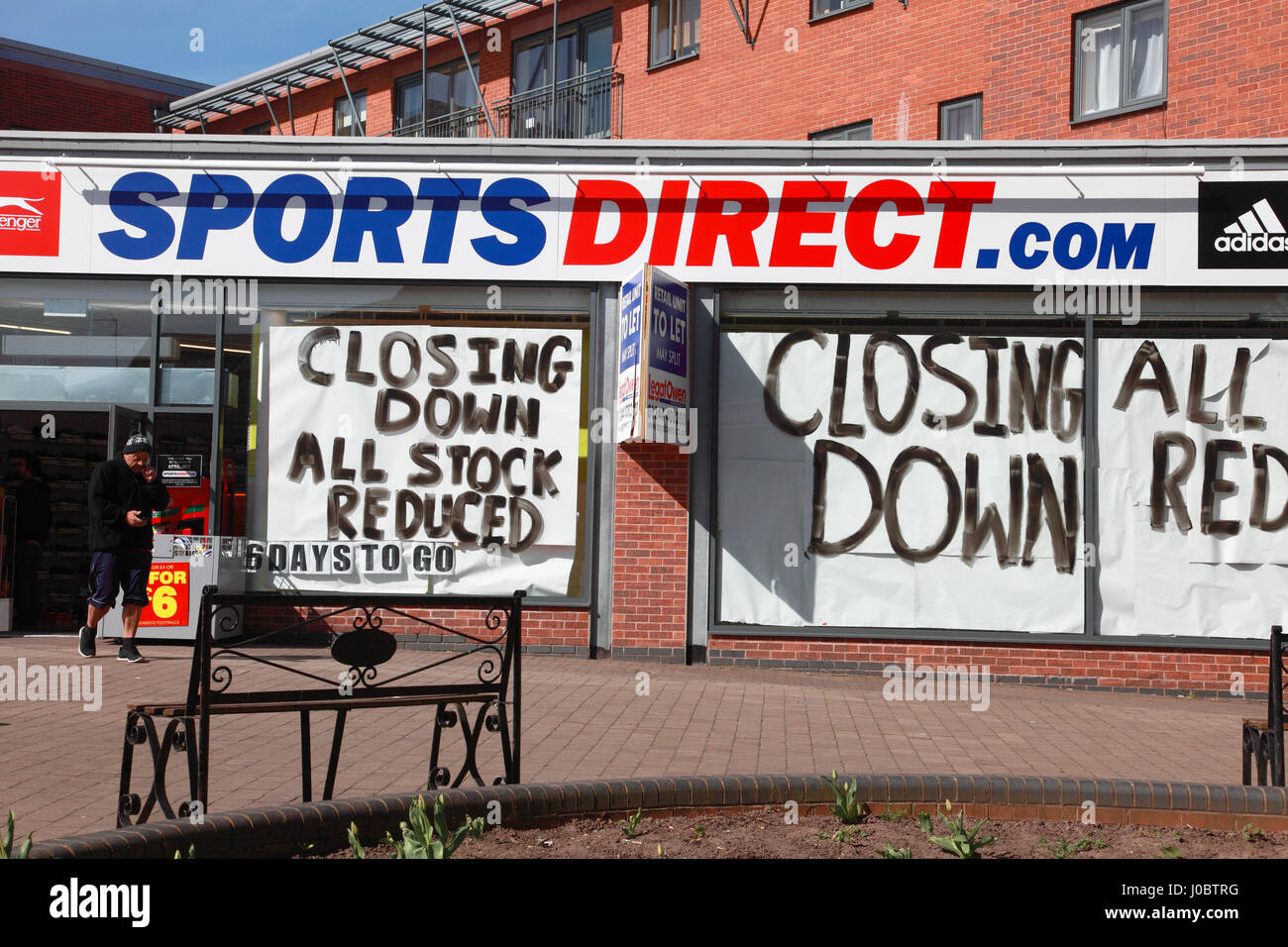 Ortsverbandes der Sports Direct in der Marktstadt von Market Drayton, Shropshire, mit Anzeichen, es soll in der Nähe. Stockfoto