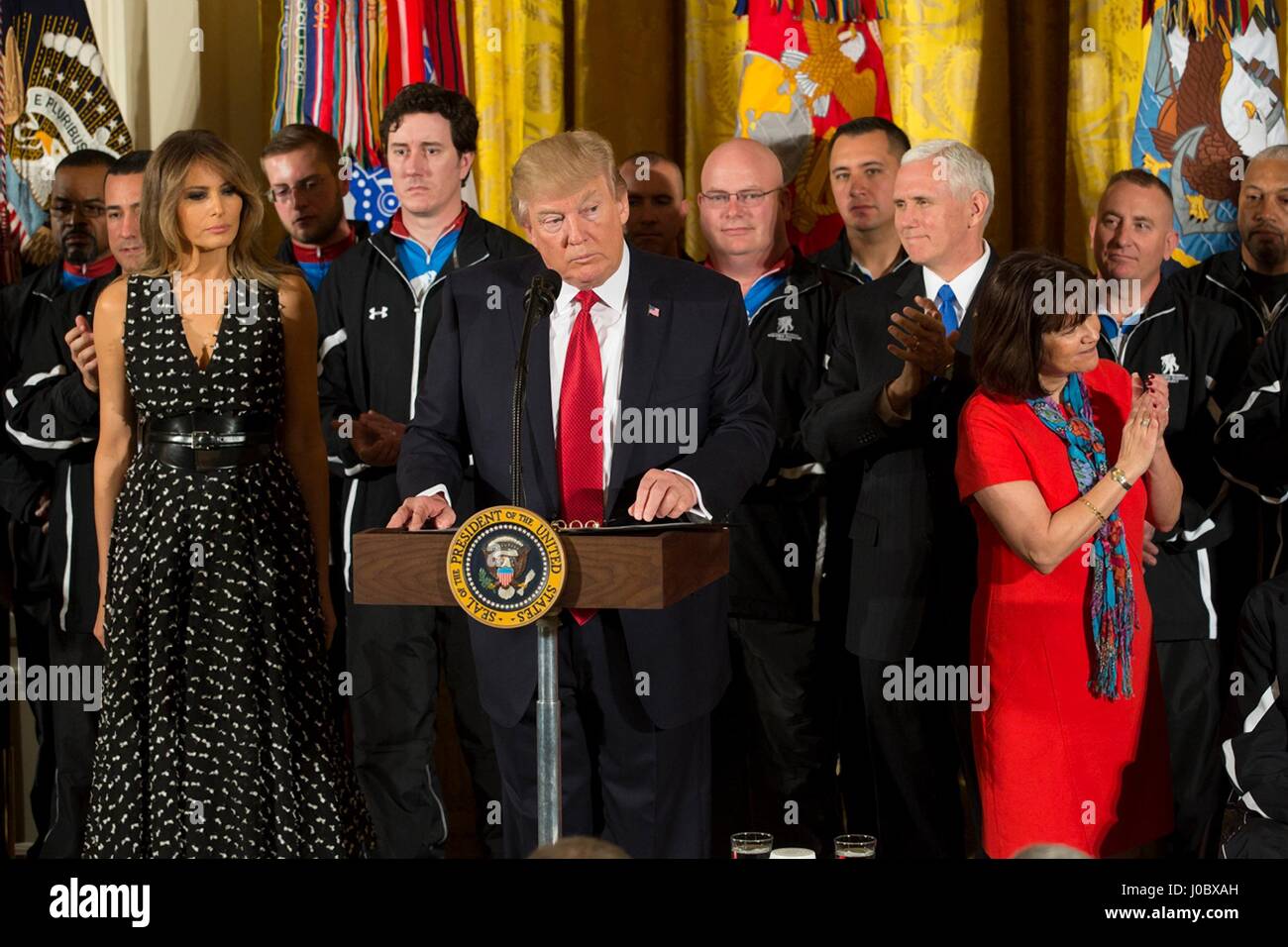 US-Präsident Donald Trump danke Veteranen als First Lady Melania Trump und Vizepräsident Mike Pence sehen während einer Veranstaltung zu Ehren Verwundeten Krieger Projekt Soldat Fahrt im East Room des weißen Hauses 6. April 2017 in Washington, DC. Stockfoto