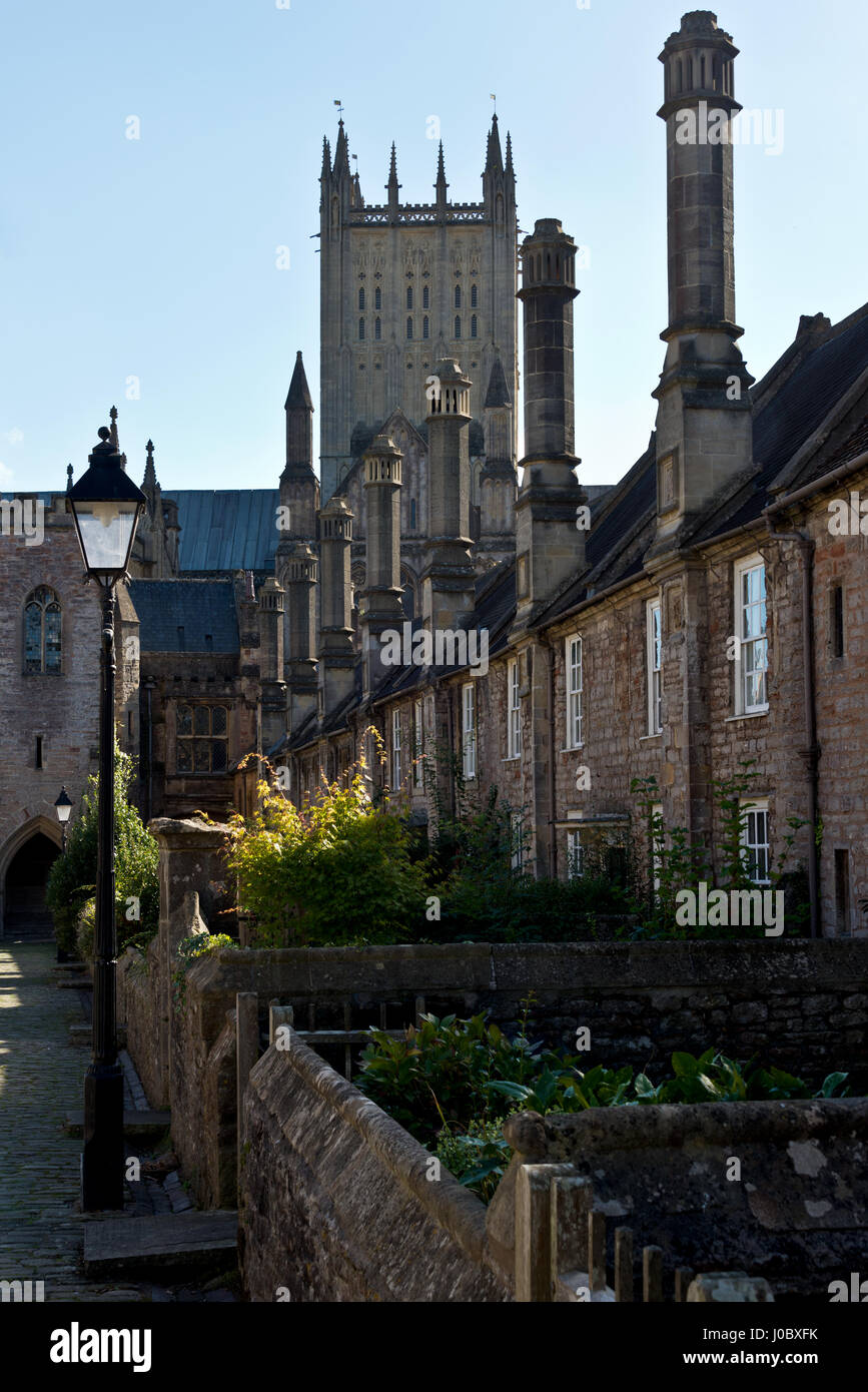 Ein Blick entlang enger Vikare, einer mittelalterlichen Straße mit Turm von Wells Kathedrale im Hintergrund. Brunnen befindet sich in Somerset, England, UK Stockfoto