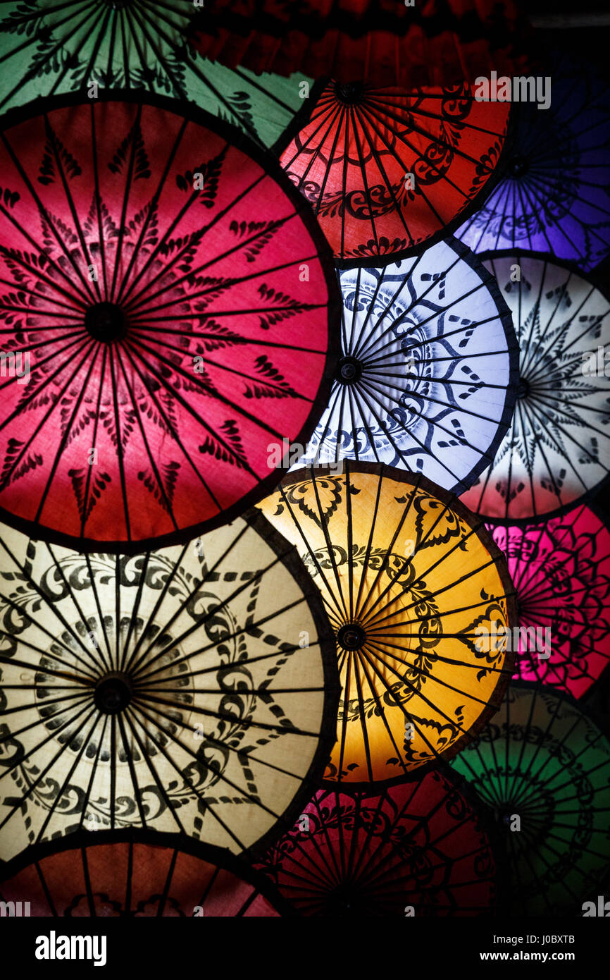 Sammlung von Hand gefertigte Sonnenschirme auf dem Display, Nyaung-U, Bagan Stockfoto