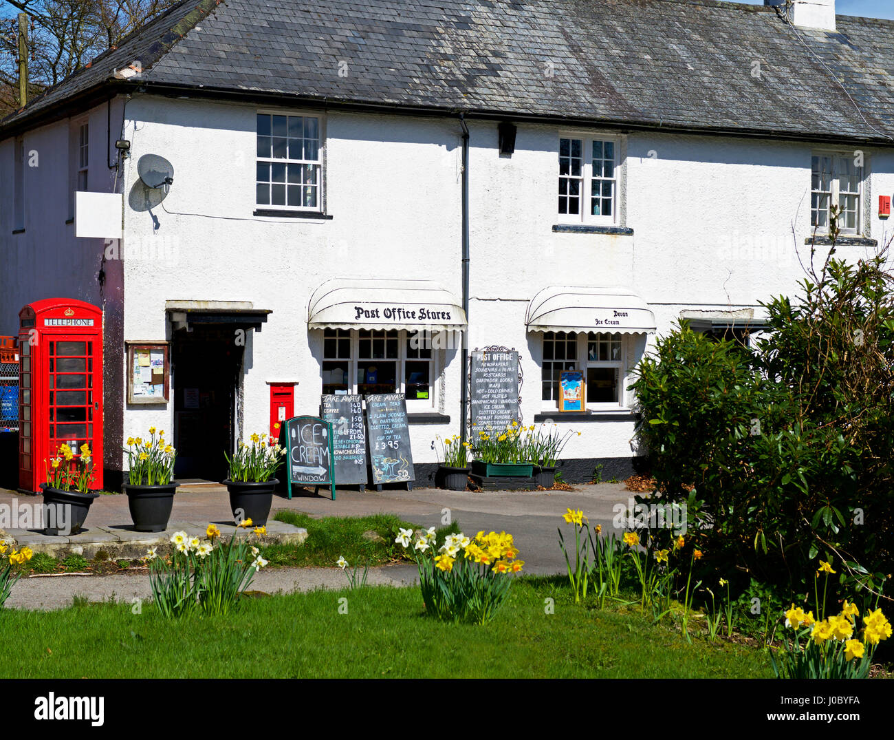 Dorfladen und Post, Postbridge, Nationalpark Dartmoor, Devon, England Großbritannien Stockfoto