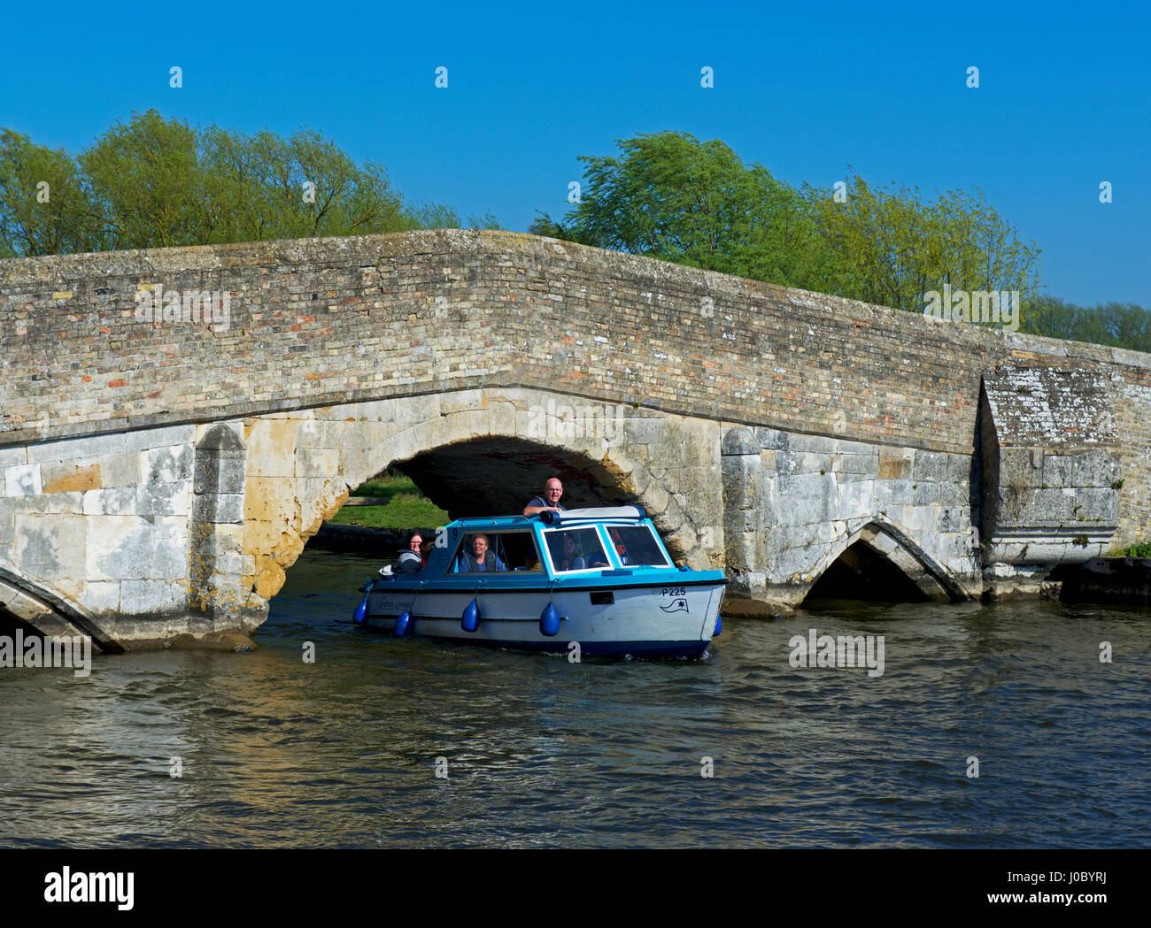 Boot auf dem Fluss Thurne, Potter Higham, Norfolk Broads, Norfolk, England, Großbritannien Stockfoto