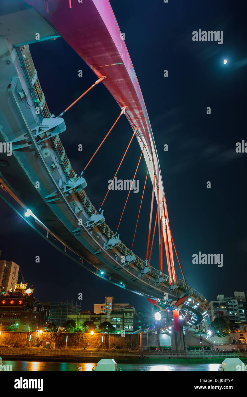 Die Rainbow Bridge gesehen im Mondlicht und die Lichter der Stadt in Taipei, Taiwan Stockfoto