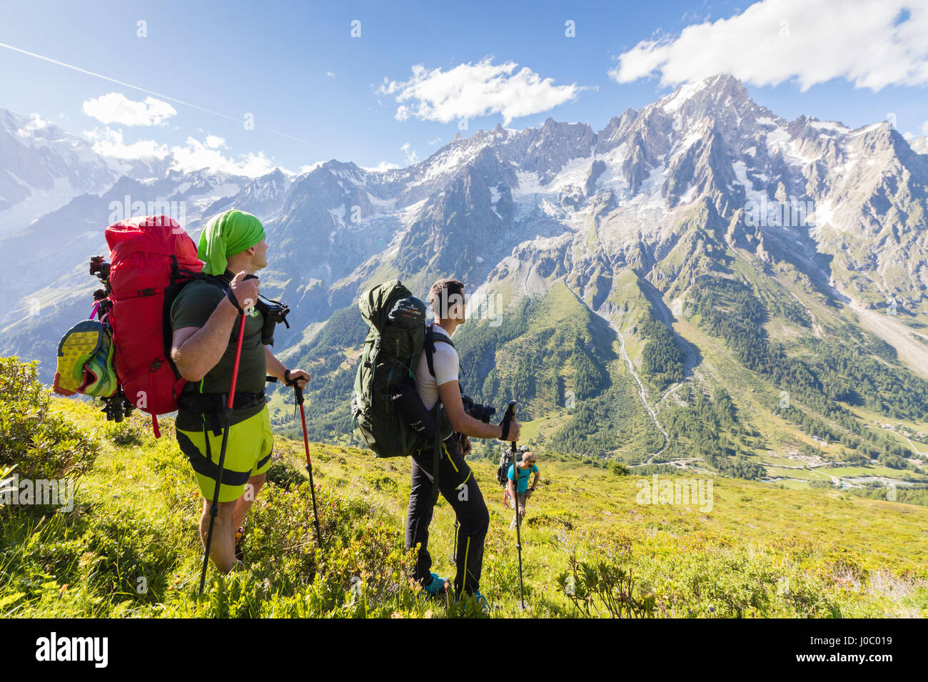 Wanderer auf Steig bewundern die felsigen Gipfel des Mont De La Saxe, Courmayeur, Aostatal, Italien Stockfoto