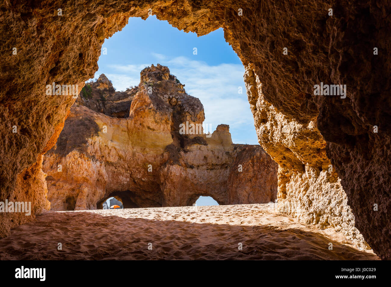 Kalkstein-Bögen - Praia Dos Tres Irmãos in der Nähe Portimao Stockfoto