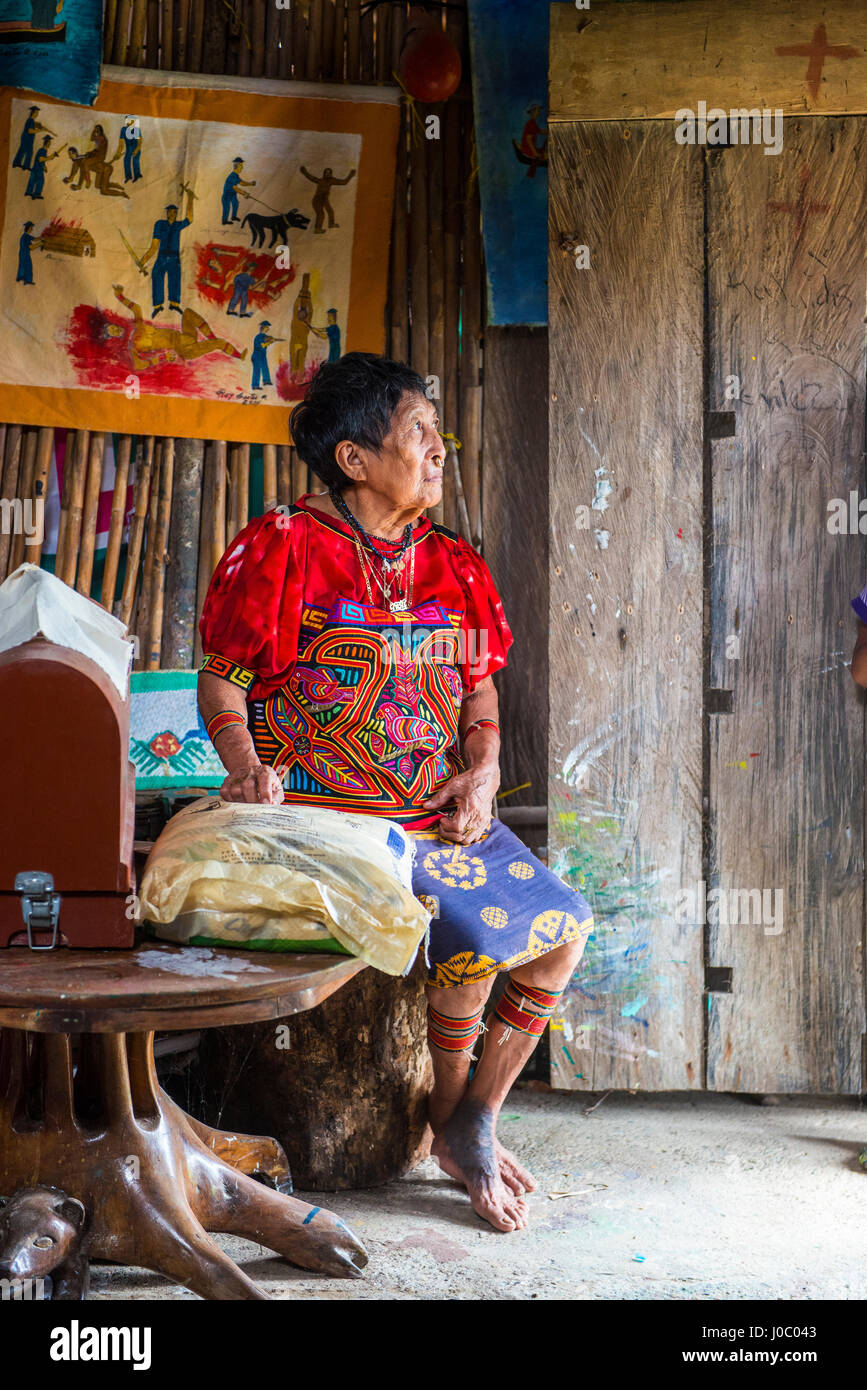 Tradfitional gekleidet Kuna Indianerin, Achutupu, San Blas Inseln, Kuna Yala, Panama, Mittelamerika Stockfoto
