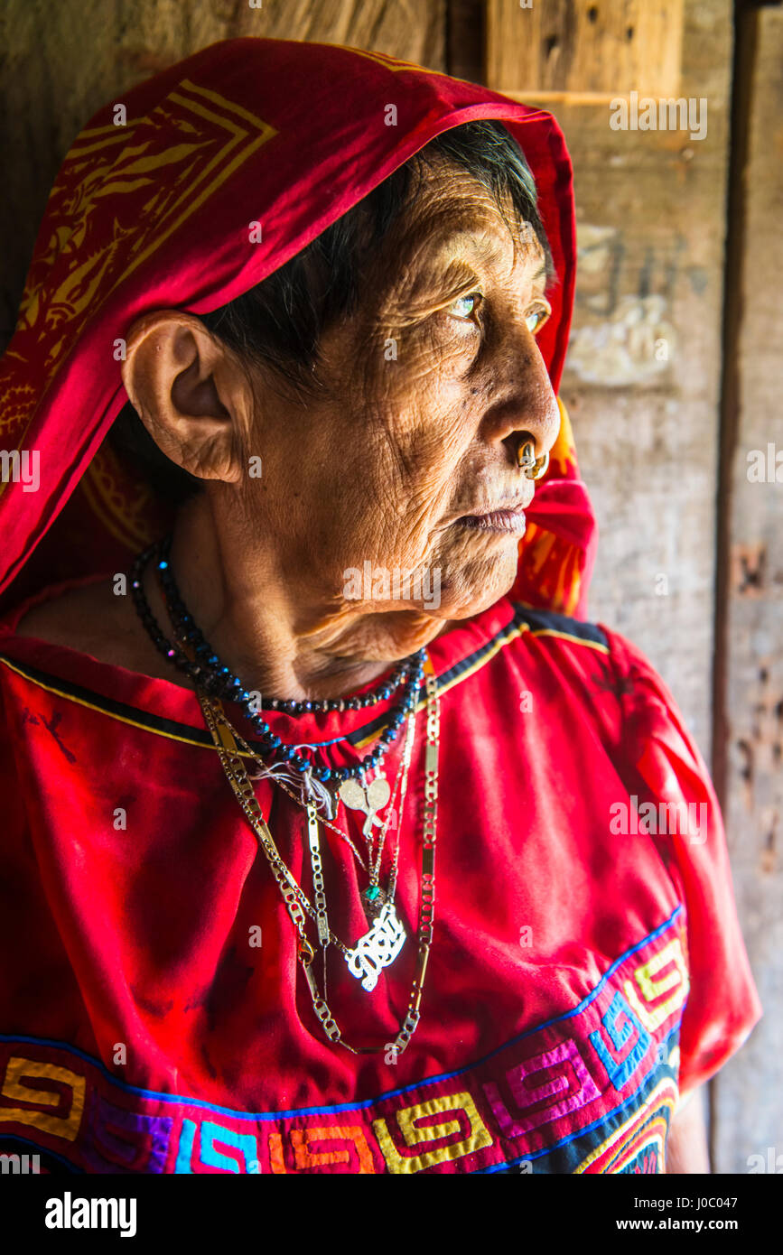 Nahaufnahme von einem Tradfitional gekleidet Kuna Indianerin, Achutupu, San Blas Inseln, Kuna Yala, Panama, Mittelamerika Stockfoto