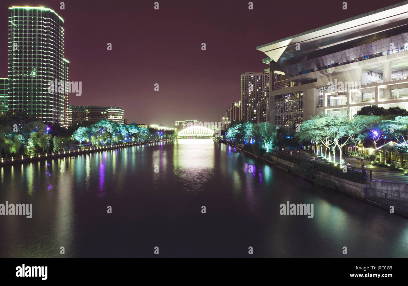 Architektur und Reflexionen nachts beleuchtet, in der Innenstadt von Hangzhou, Hangzhou, Zhejiang, China, Asien Stockfoto