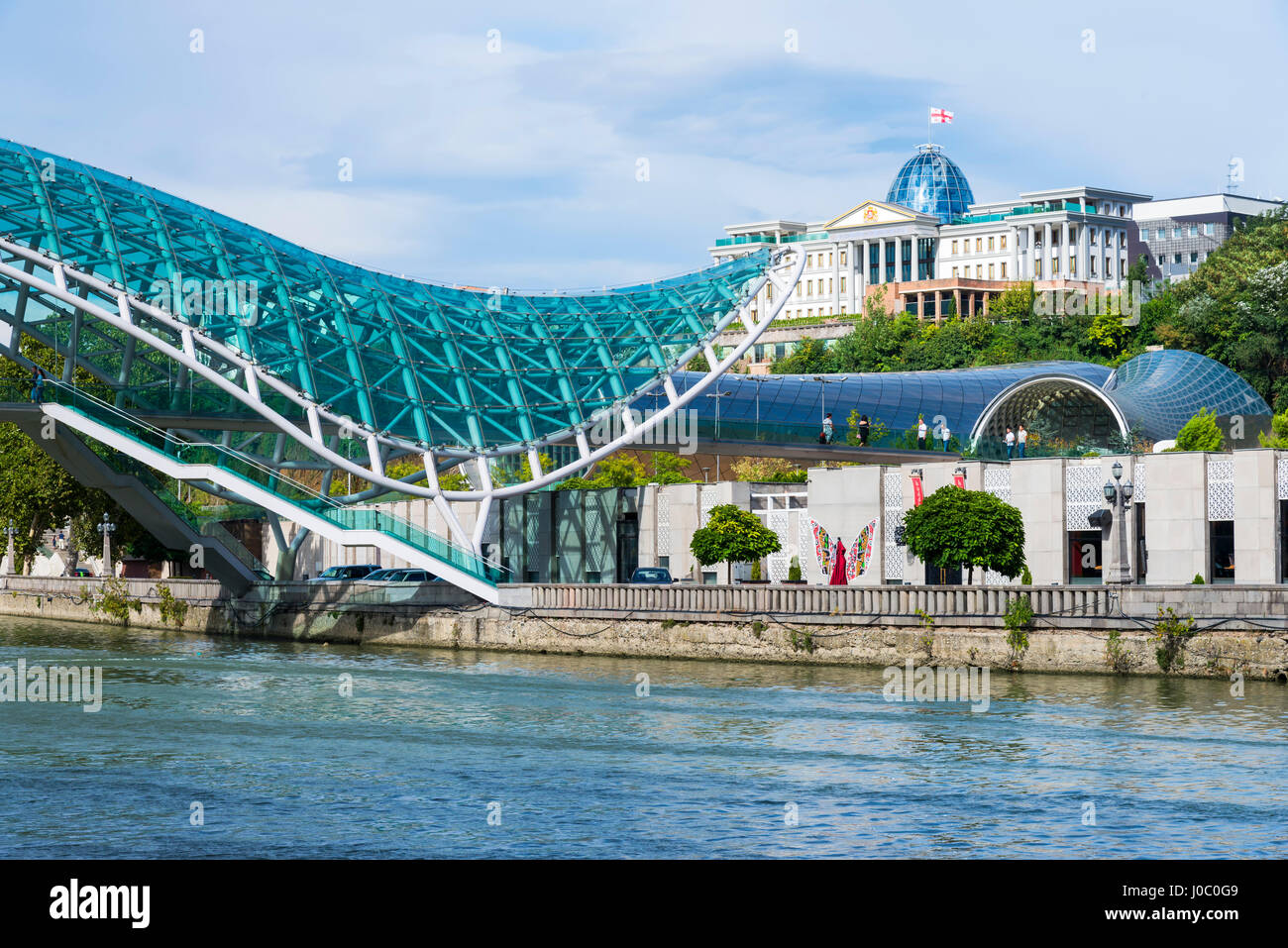 Friedensbrücke über den Fluss Mtkwari, entworfen von dem italienischen Architekten Michele de Lucci, Tiflis, Georgien, Kaukasus, Asien Stockfoto