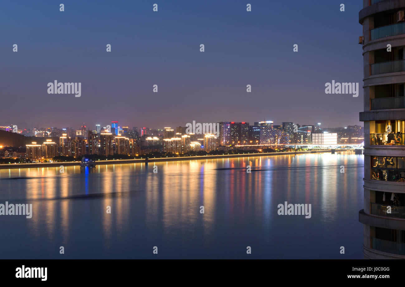 Wunderschön beleuchtete hoch steigt am Qiantang-Fluss in Hangzhou, Zhejiang Provinz, China, Asien Stockfoto