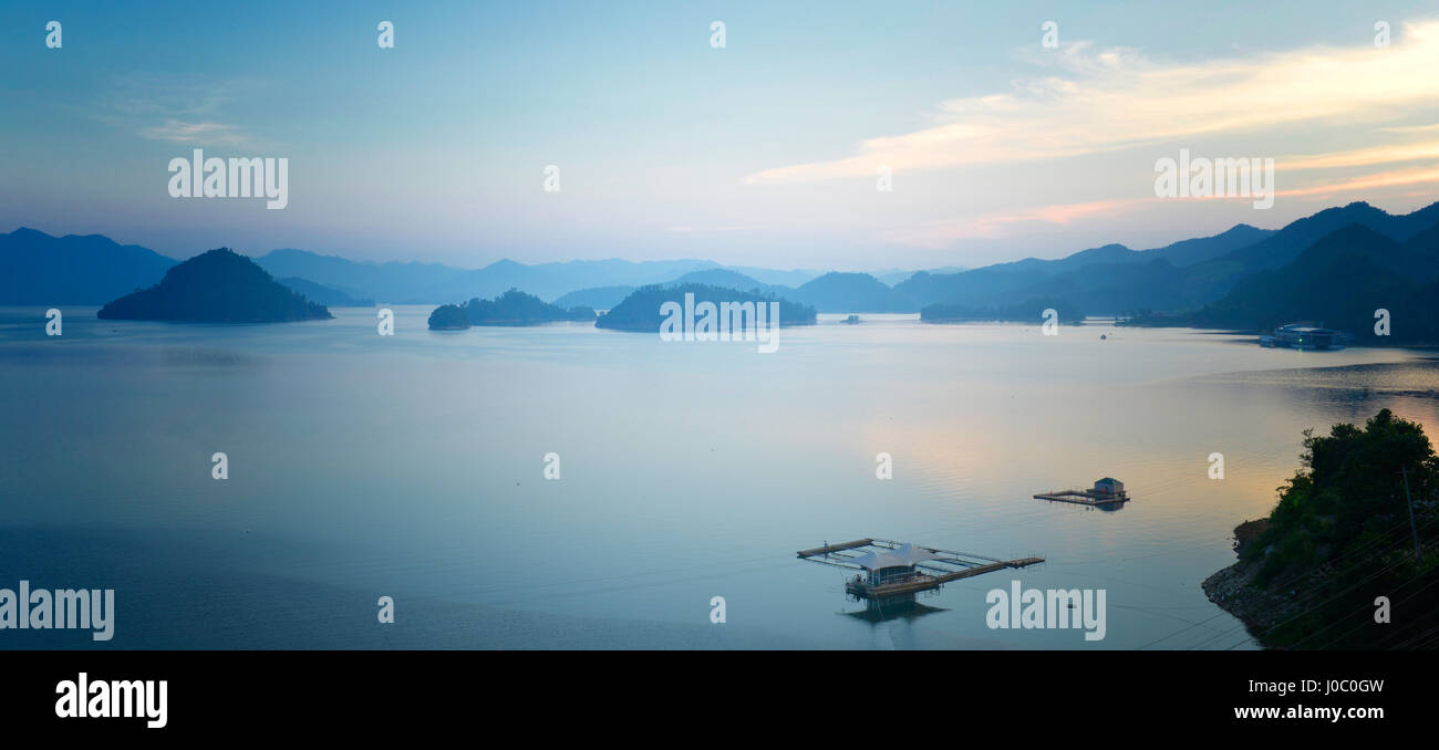 Einen ruhigen Blick auf Südost Qiandao See in der Provinz Zhejiang bei Dämmerung, Zhejiang, China, Asien Stockfoto
